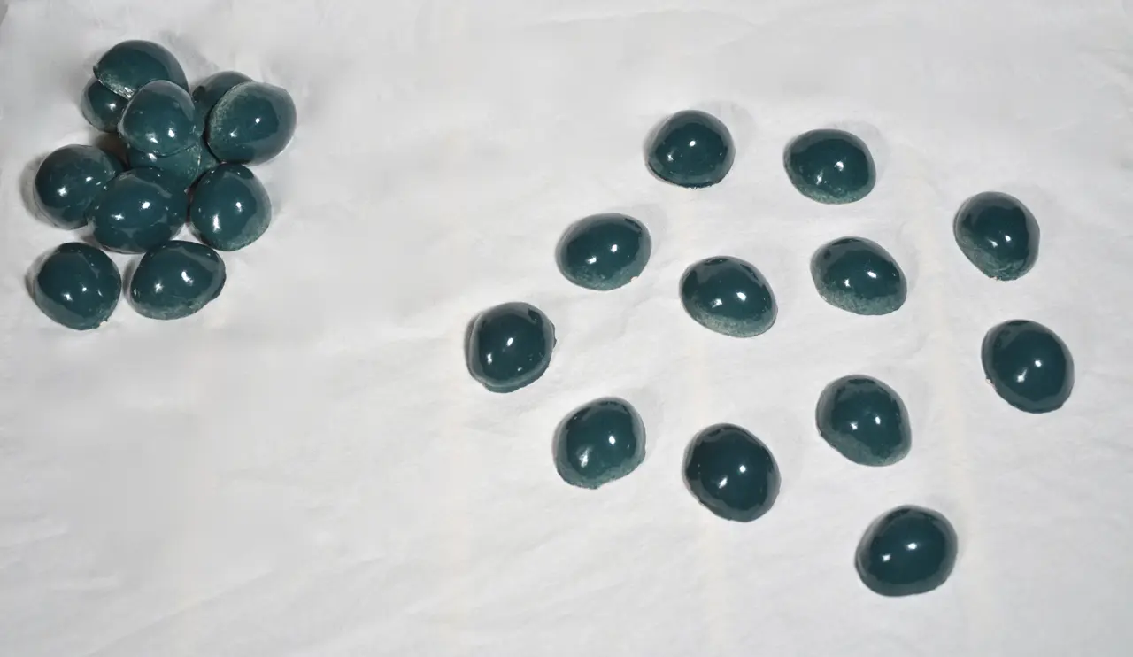 Gio Ponti , group of 100 green ovoid glazed ceramic tiles,1964 — photo 5