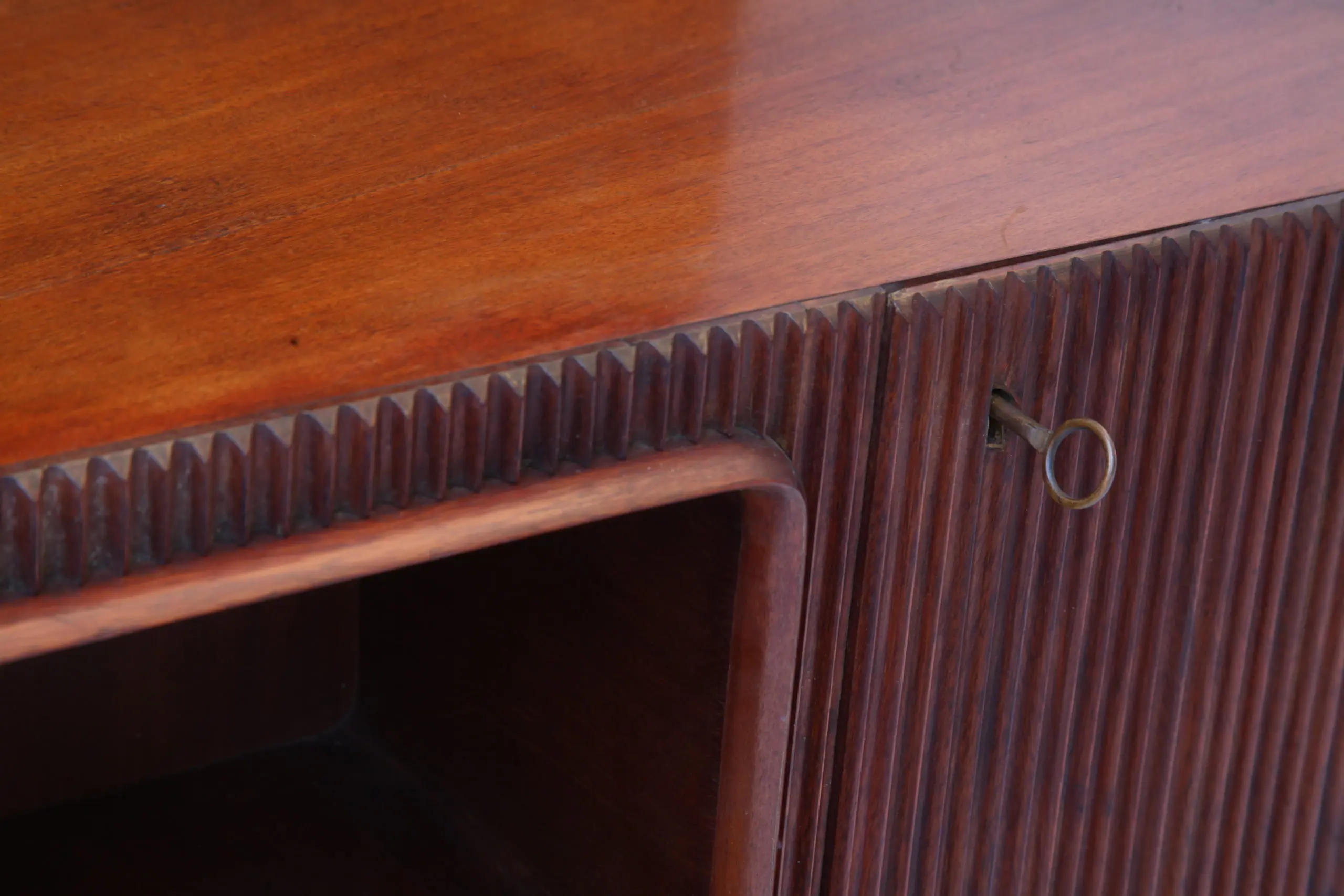 Important Italian Wall Unit, Large Curved Sofa and Shelfs by Dassi, 1950 — photo 17