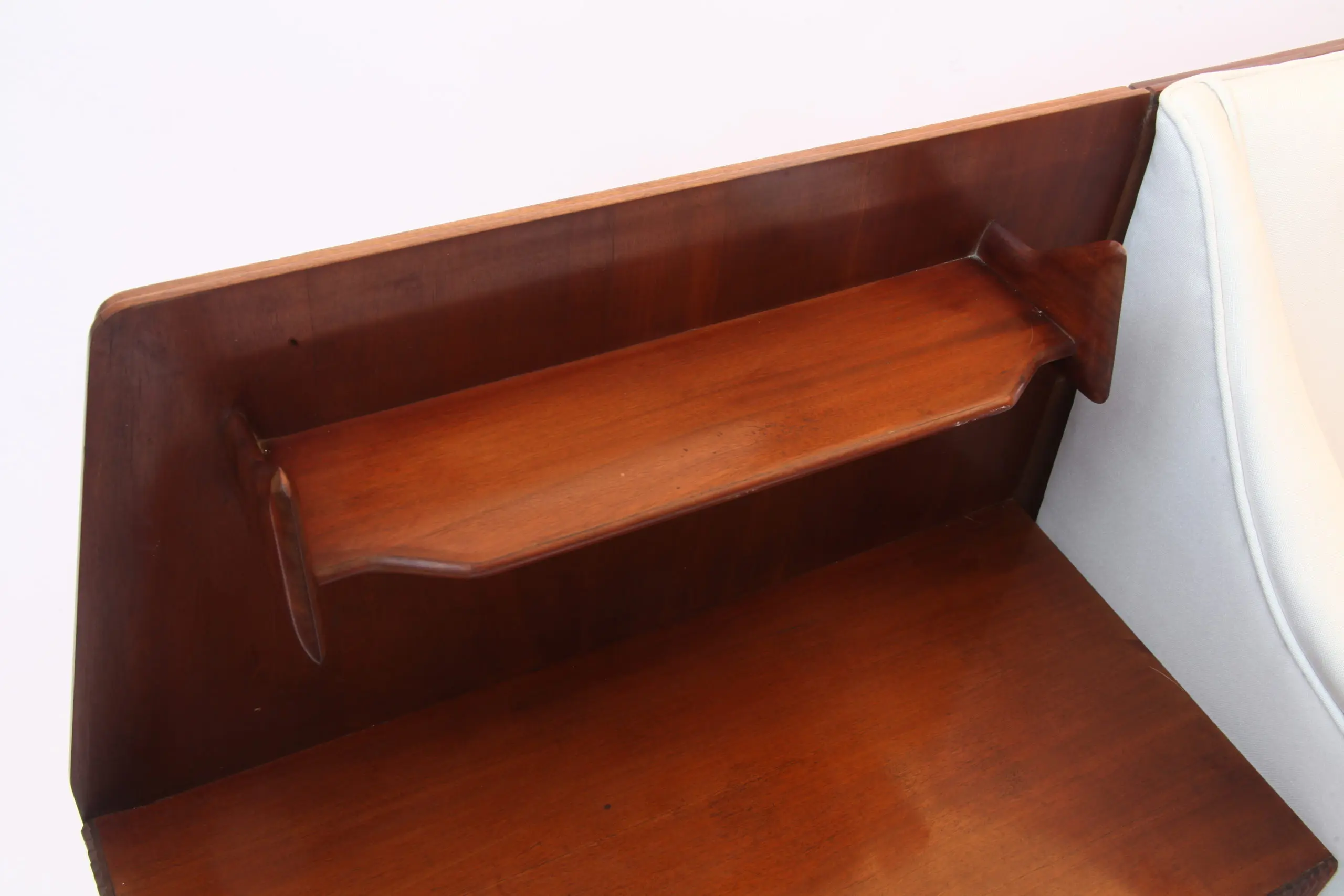 Important Italian Wall Unit, Large Curved Sofa and Shelfs by Dassi, 1950 — photo 9