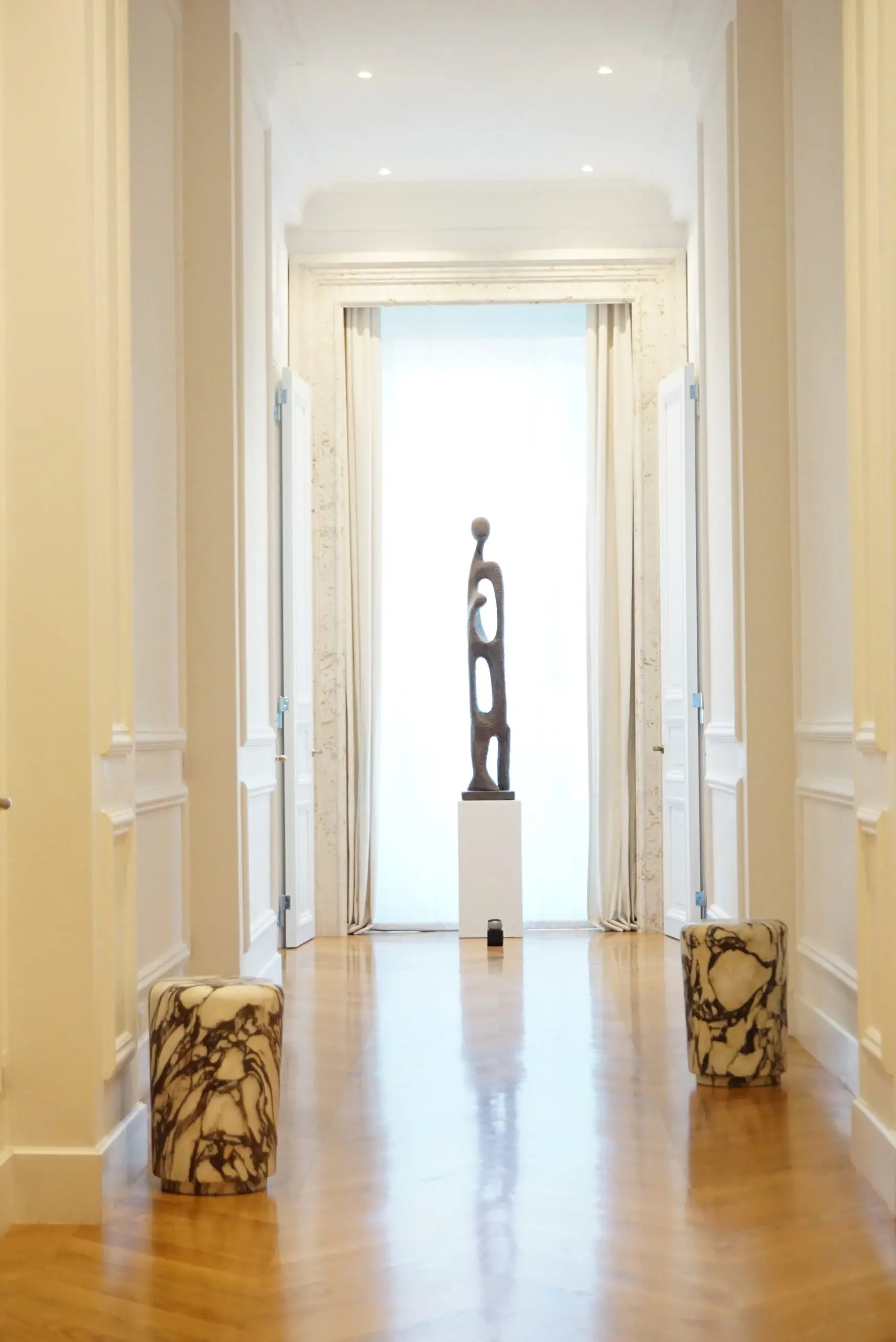 Sculptural breccia medicea marble stool "Throne of Dioniso" by Lorenzo Ciompi — image 3