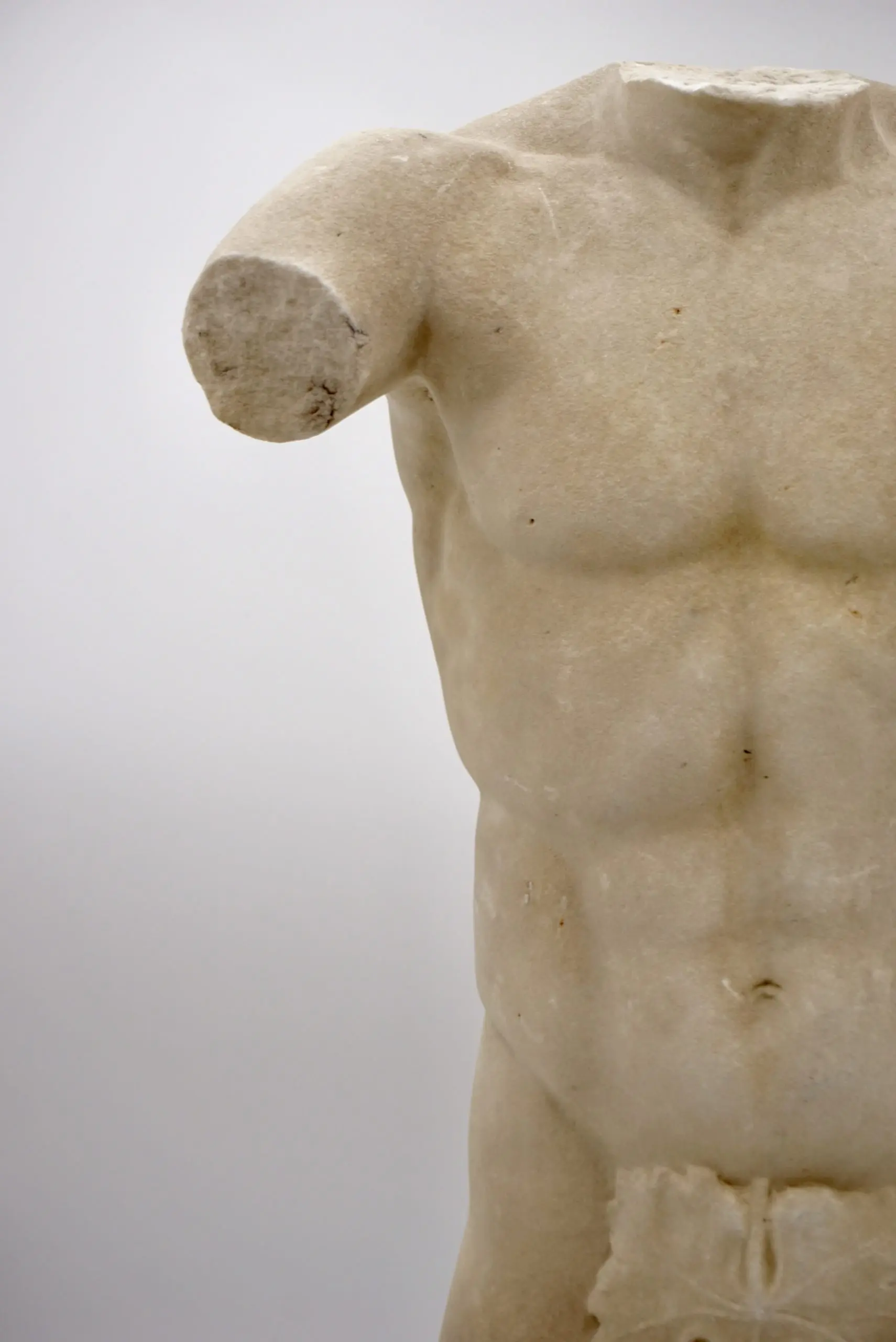 Antique Apoxyomenos male marble torso sculpture, white Carrara marble, XIX sec. — photo 7