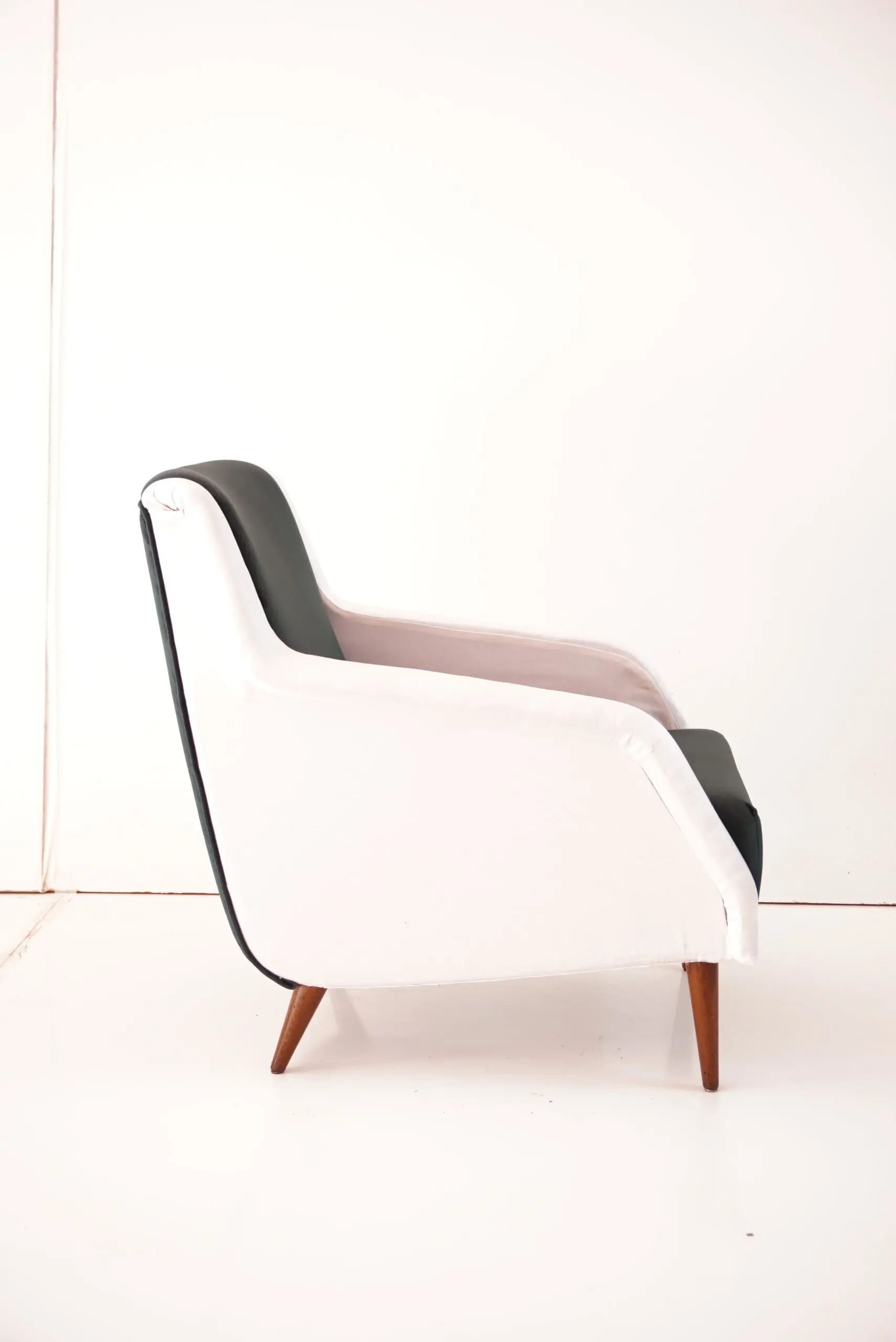 Carlo de Carli bicoloured armchair model n. 802 by Cassina, 1954 — image 2