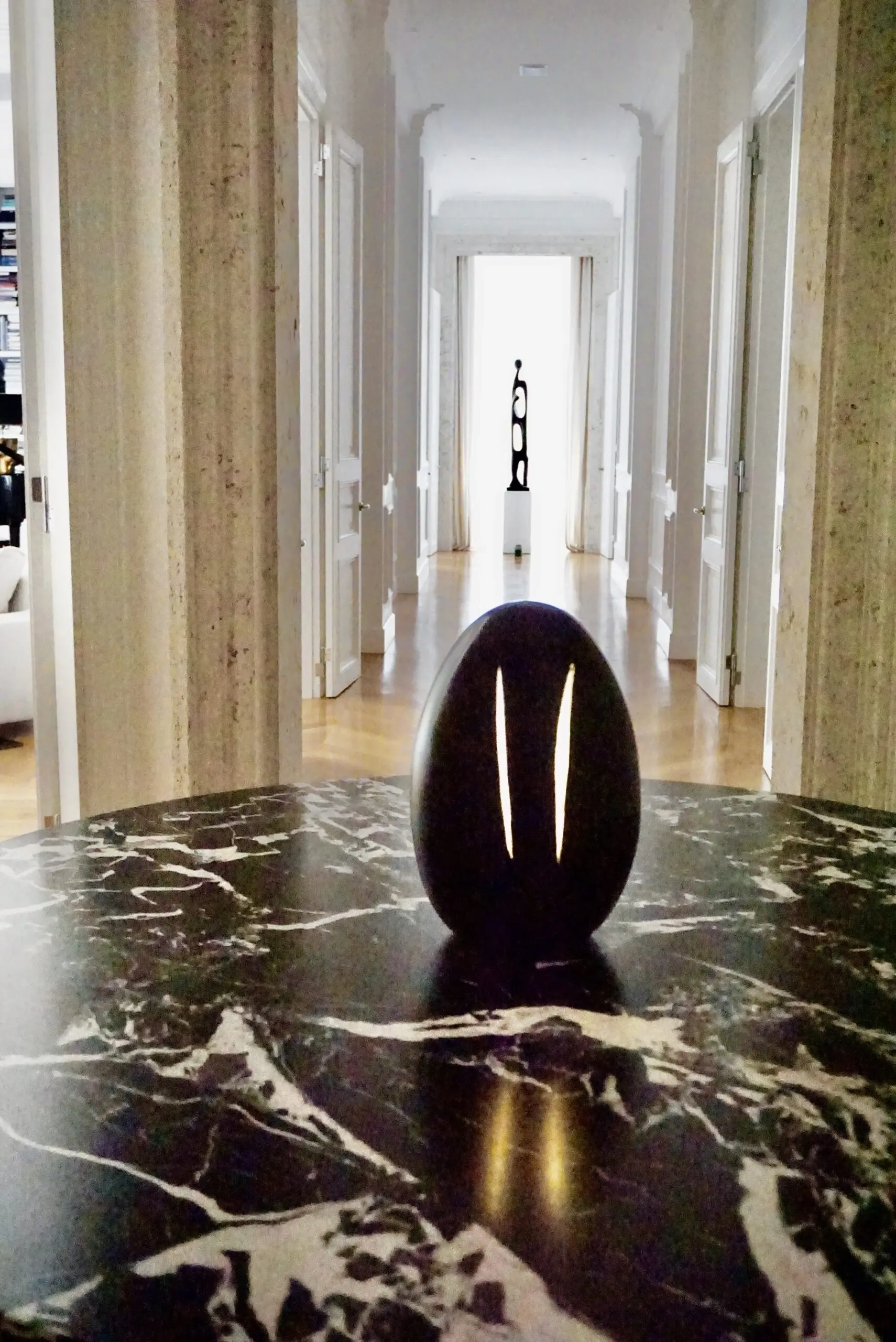 "THE END OF GOD" sculptural black ceramic table lamp, tribute to Lucio Fontana — photo 5