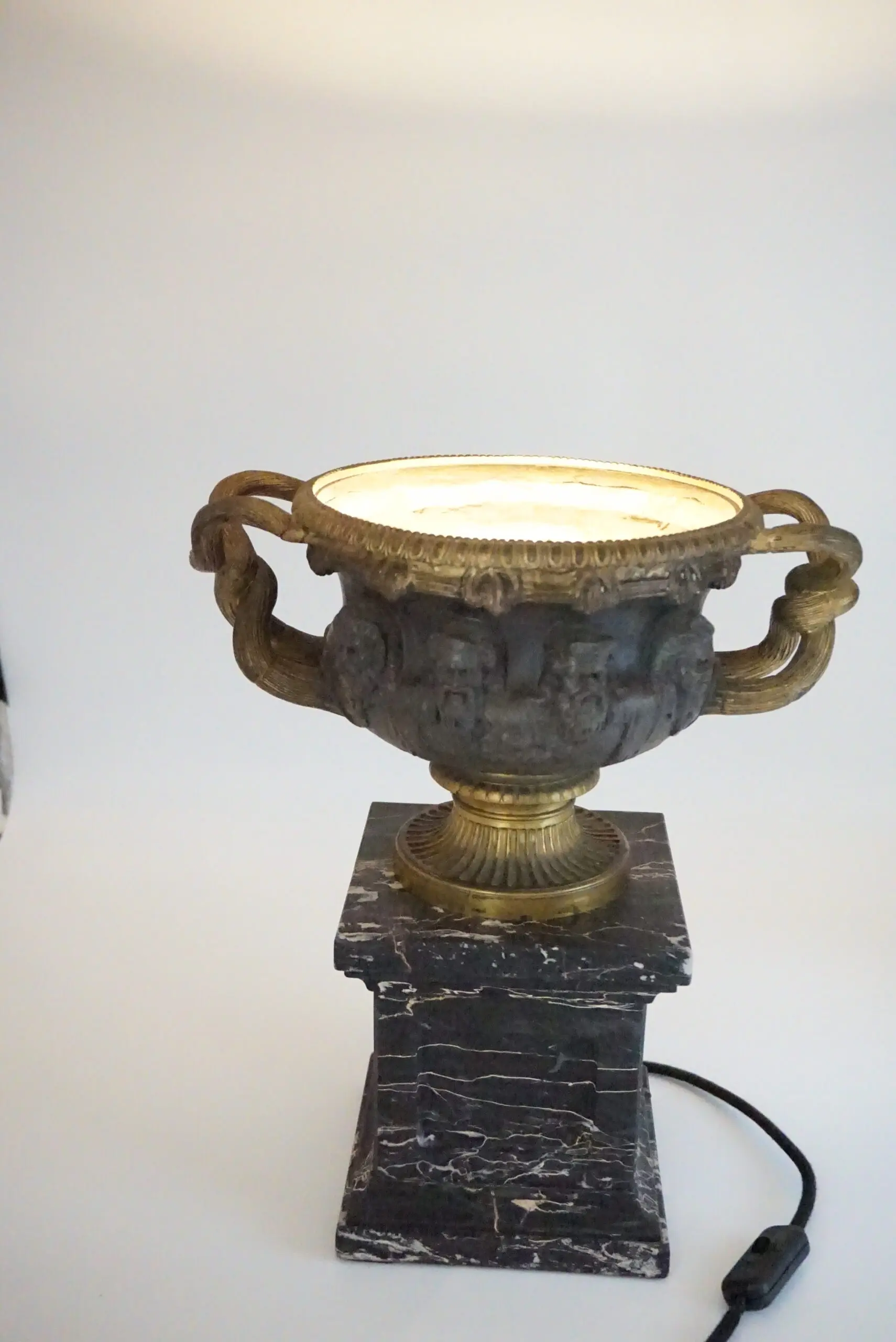 bronze and gilt Warwick vase lamp on portoro marble basis, by Barbadienne 1860 — photo 12