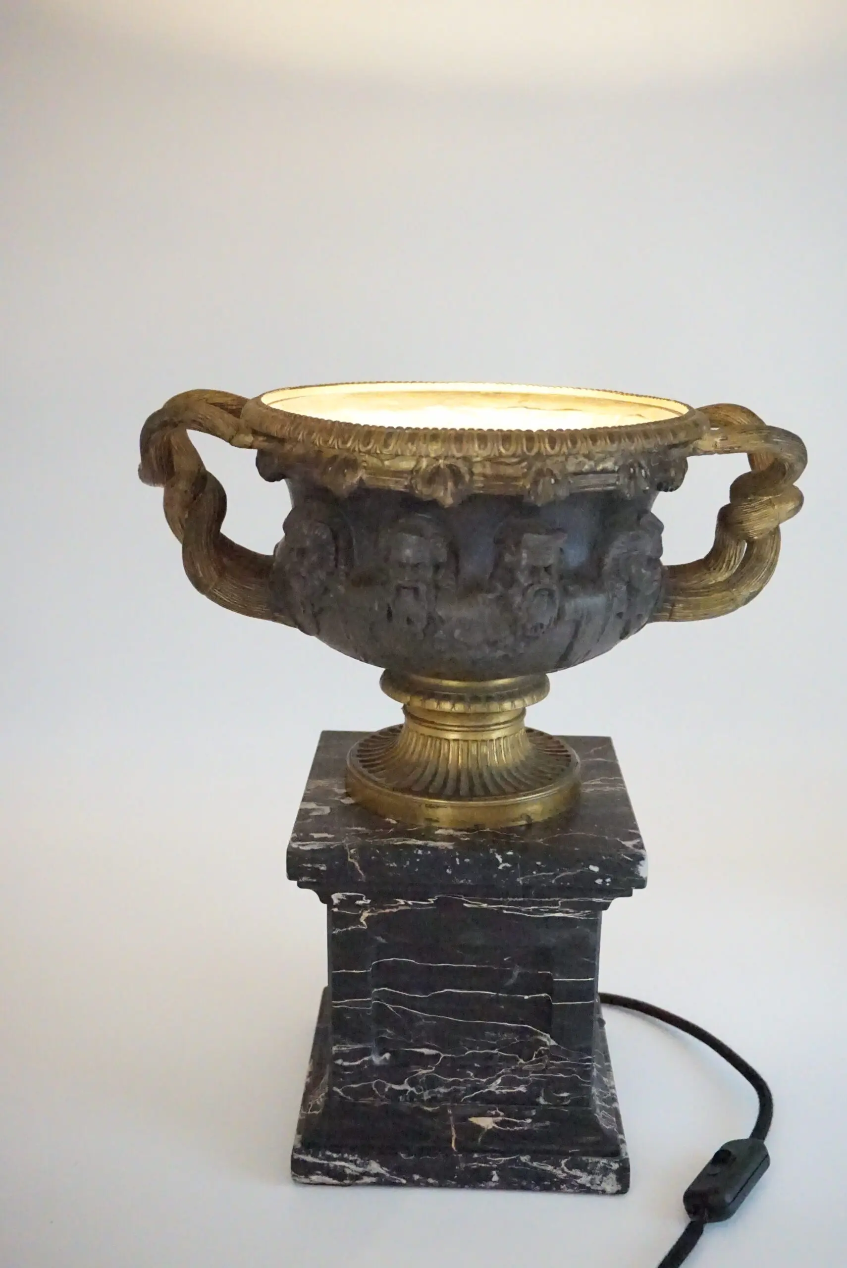 bronze and gilt Warwick vase lamp on portoro marble basis, by Barbadienne 1860 — photo 14