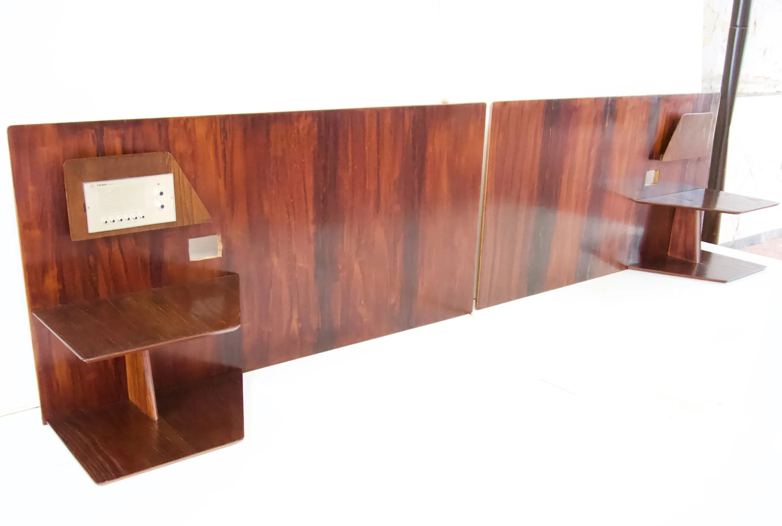 Gio Ponti, pair flamed mahogany Headboard, fitted bedside tables, Hotel Royal, 1955 — image 2