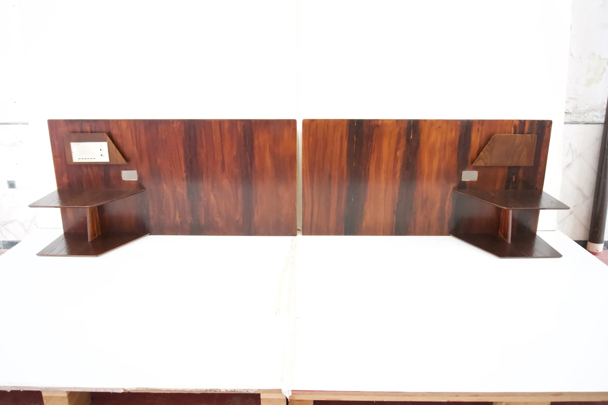 Gio Ponti, pair flamed mahogany Headboard, fitted bedside tables, Hotel Royal, 1955 — photo 5