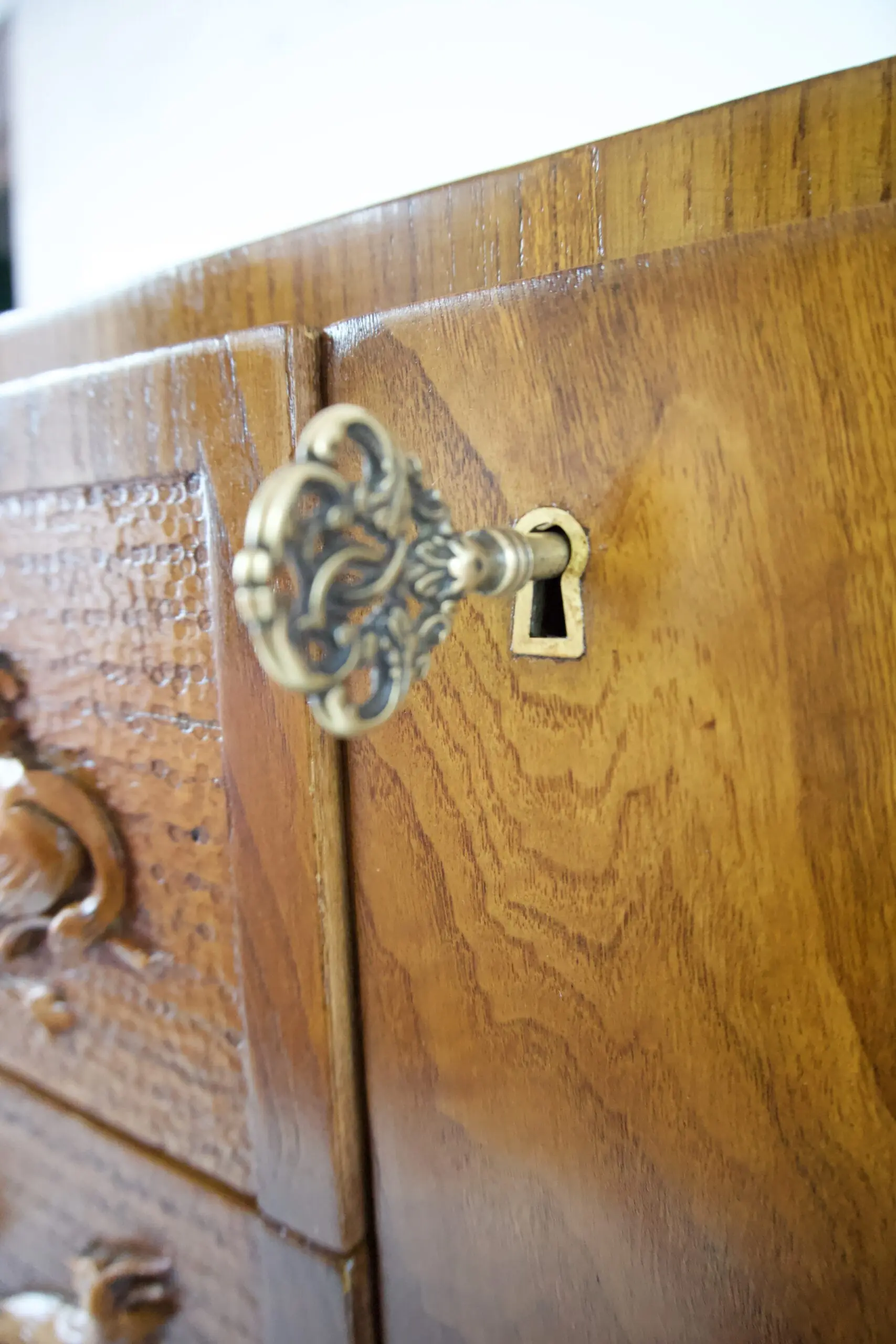 Pierluigi Colli sideboard carved wood, veneered root, two doors, drawers, 1940 — photo 13