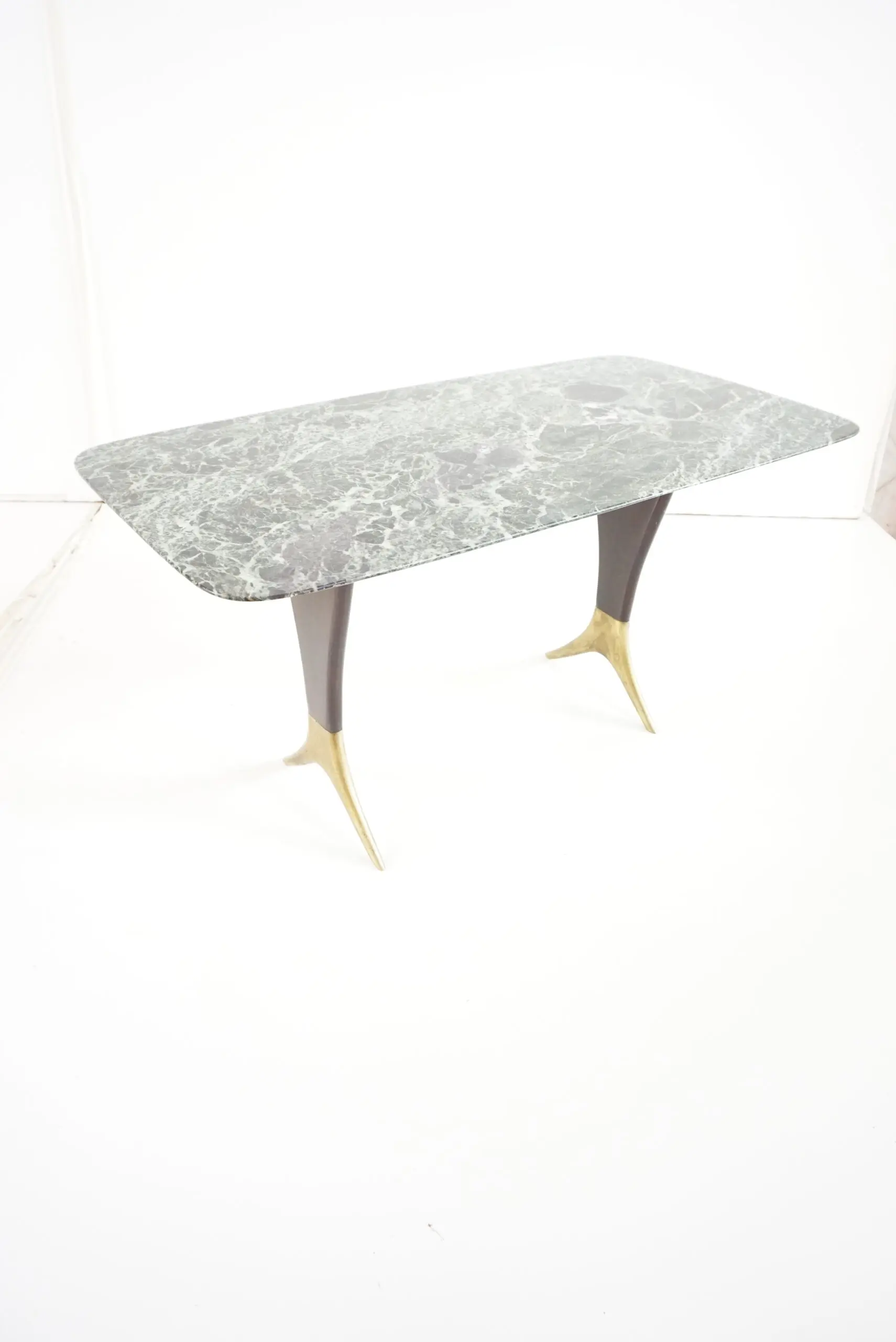 Fine Guglielmo Ulrich coffee table, verde alpi marble top, brass feet,  1940 — photo 6