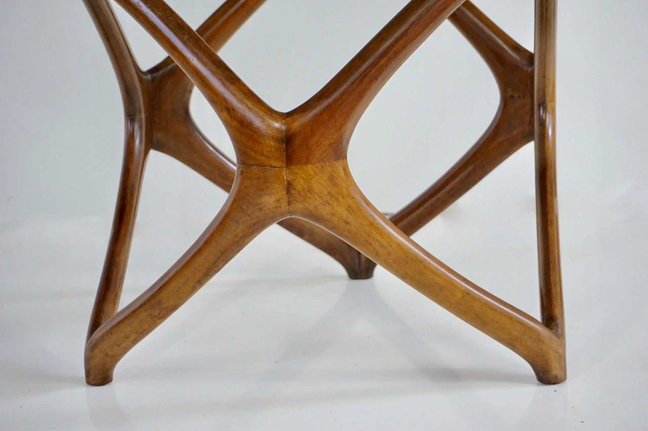 Pierluigi Giordani round coffee table, carved wood and crystal top, 1950 — photo 11
