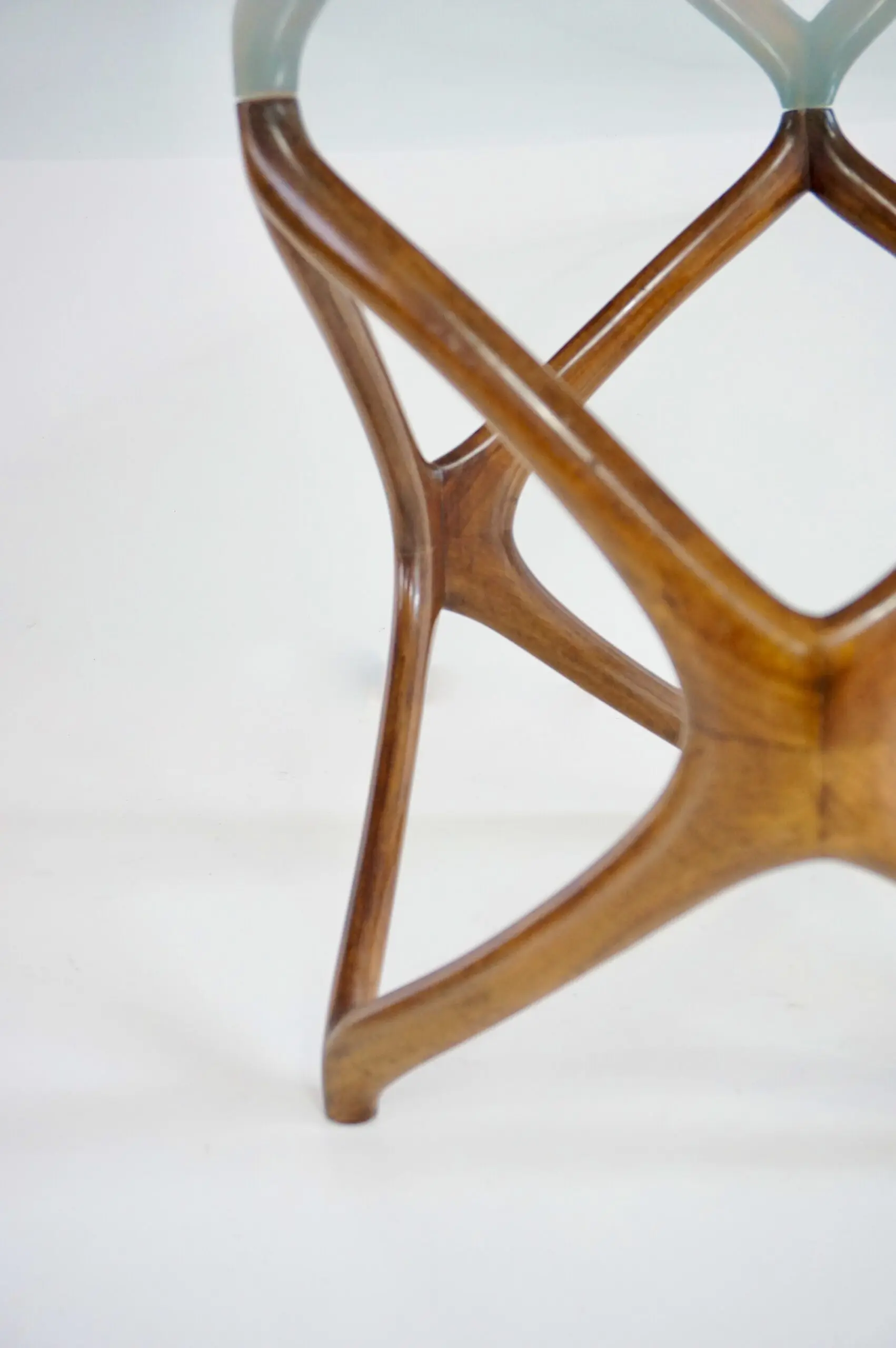 Pierluigi Giordani round coffee table, carved wood and crystal top, 1950 — photo 8