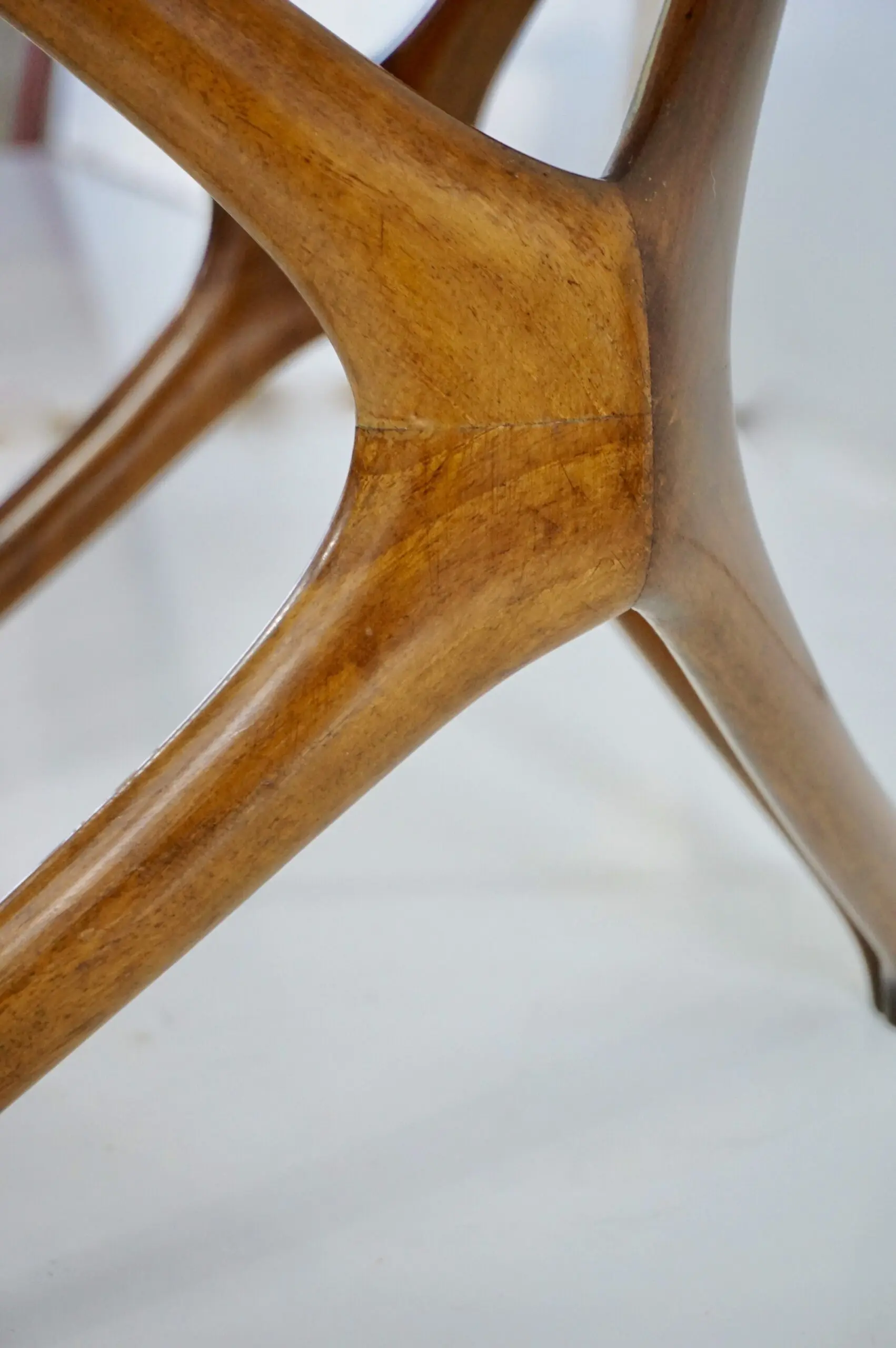 Pierluigi Giordani round coffee table, carved wood and crystal top, 1950 — photo 12