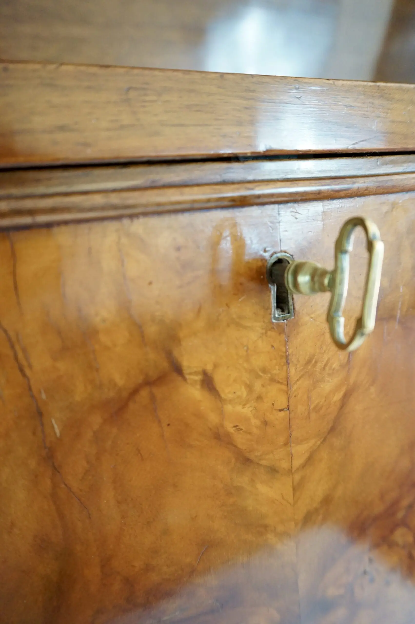 Tomaso Buzzi and Emilio Lancia attr. bookcase cabinet veneered root walnut, 1940 — photo 13