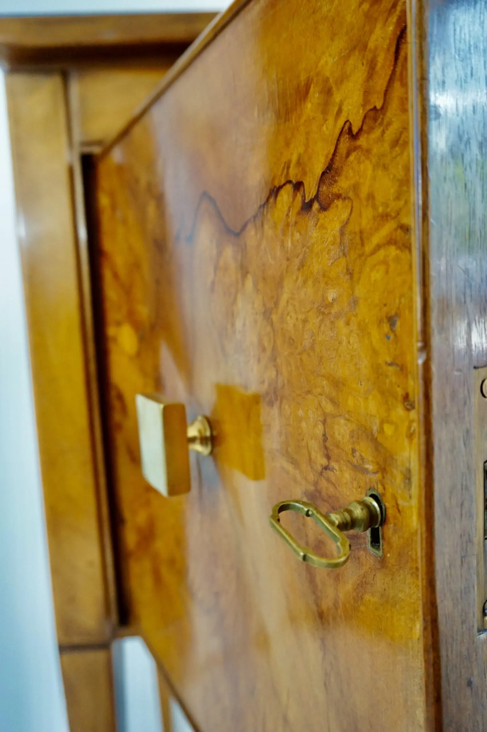 Tomaso  Buzzi & Emilio Lancia att. briar root unique six doors sideboard, 1940 — photo 13
