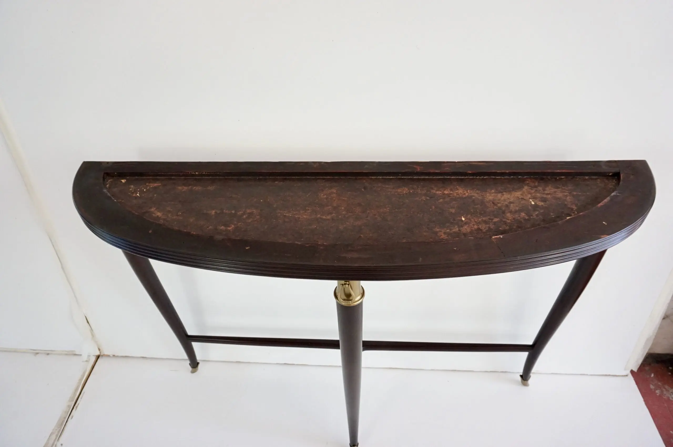 large Paolo Buffa demi-lune console, marble top, bronze details, three feet 1940 — photo 13