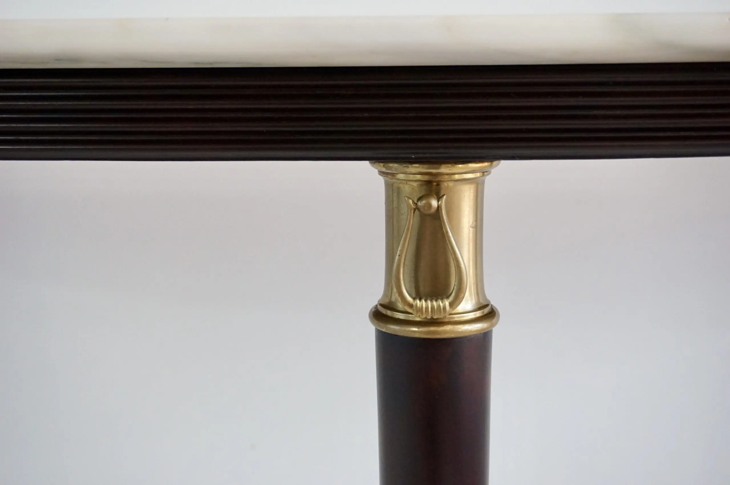large Paolo Buffa demi-lune console, marble top, bronze details, three feet 1940 — photo 5