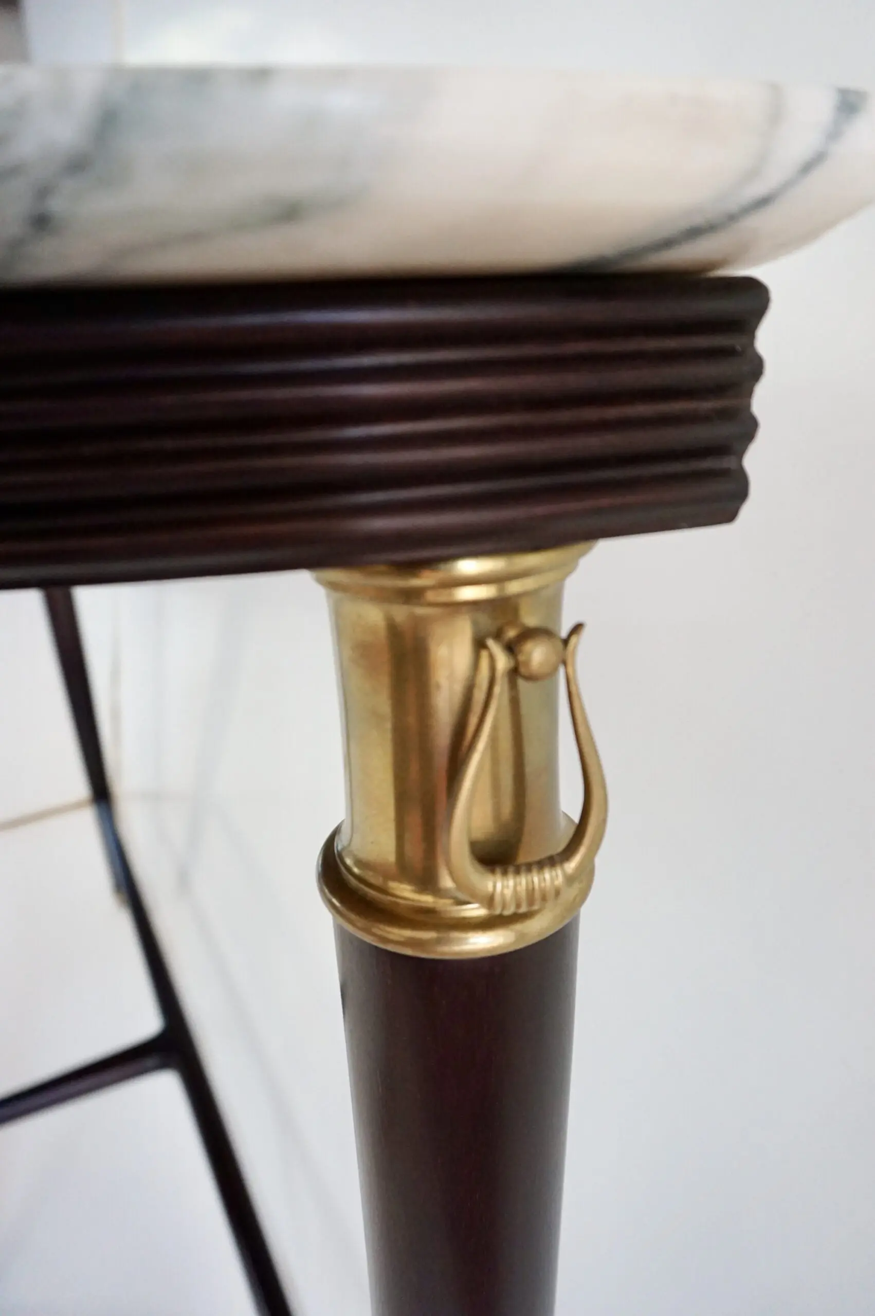 large Paolo Buffa demi-lune console, marble top, bronze details, three feet 1940 — photo 10