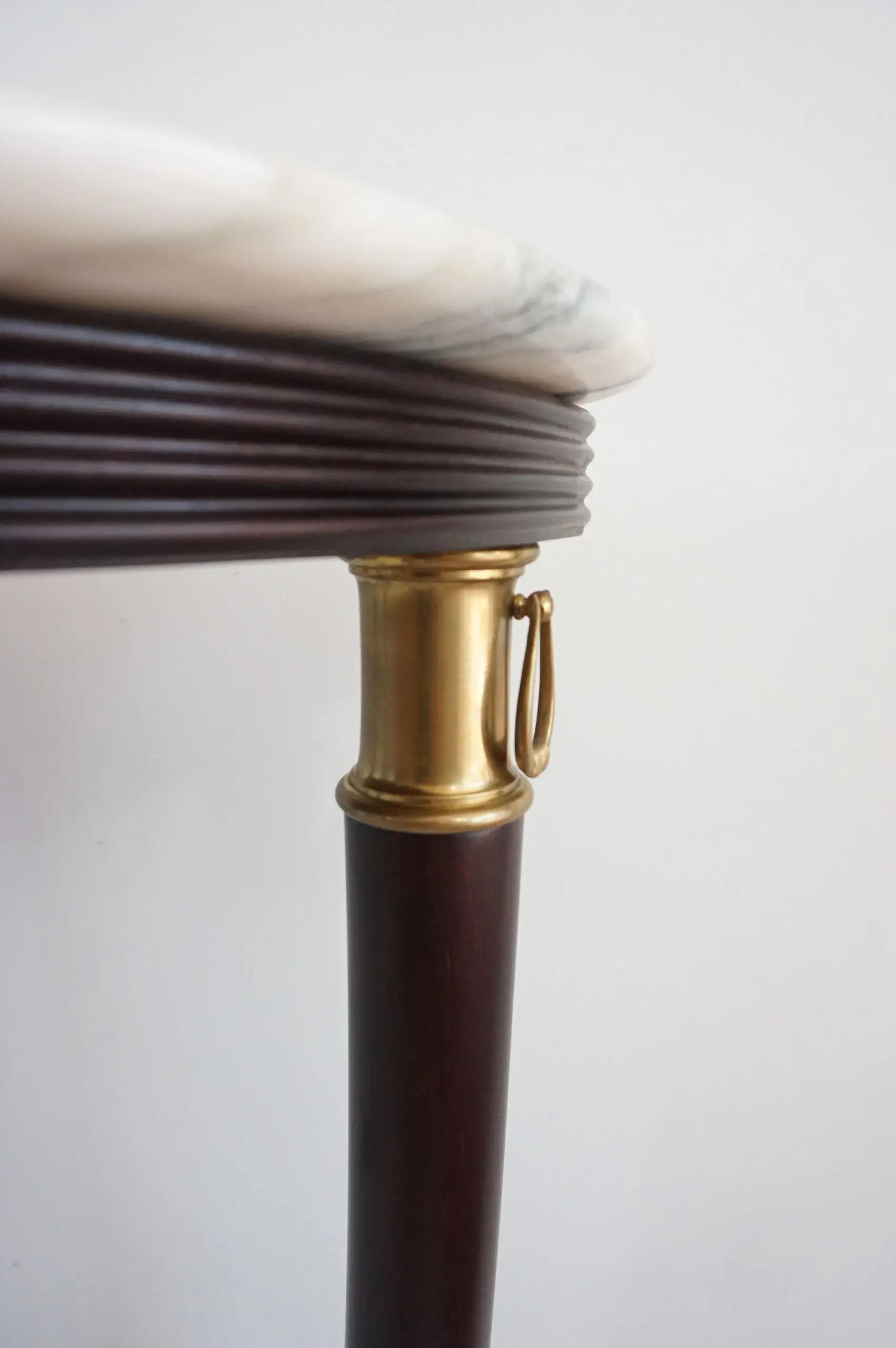 large Paolo Buffa demi-lune console, marble top, bronze details, three feet 1940 — photo 9