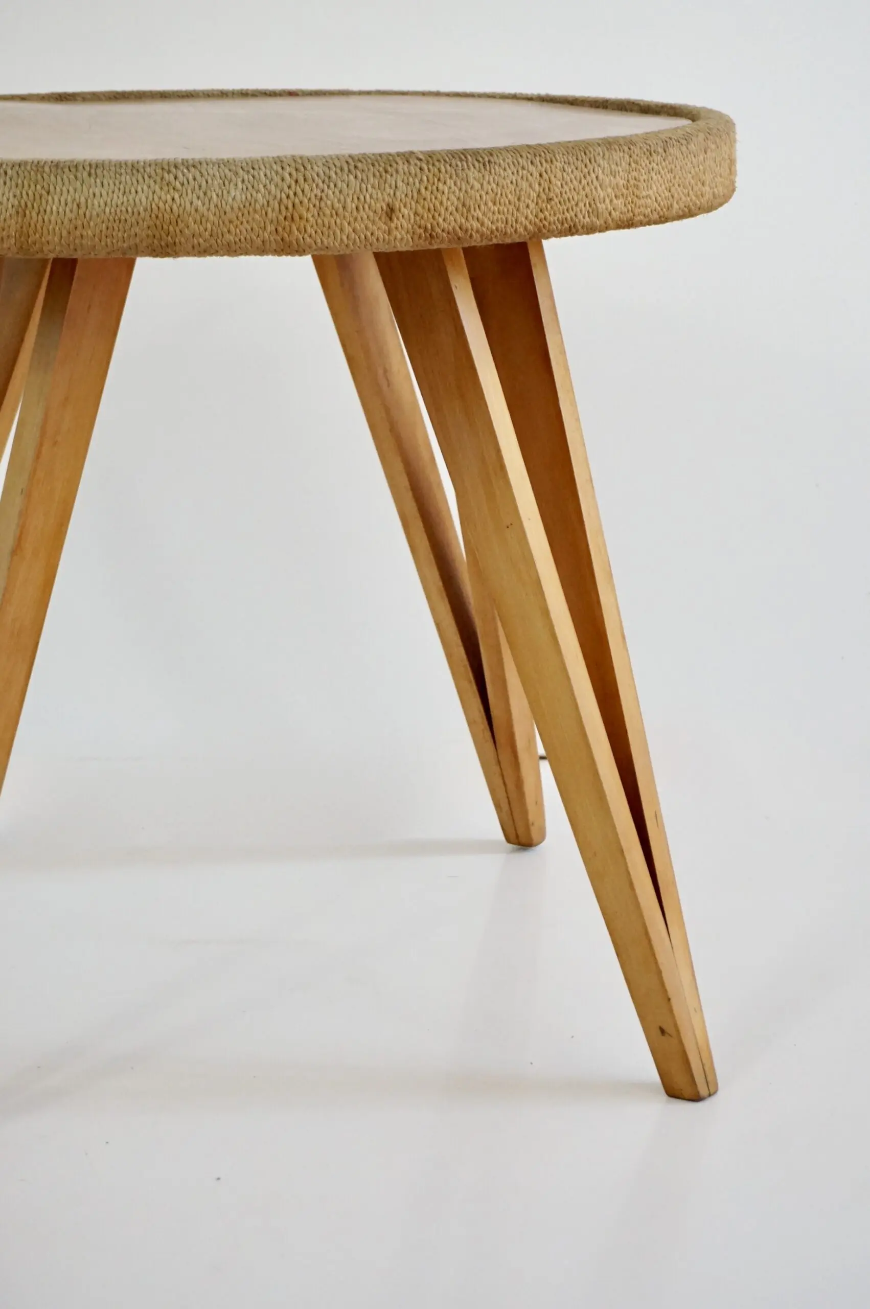 Augusto Romano round beech and straw coffee table, 1948 — image 2