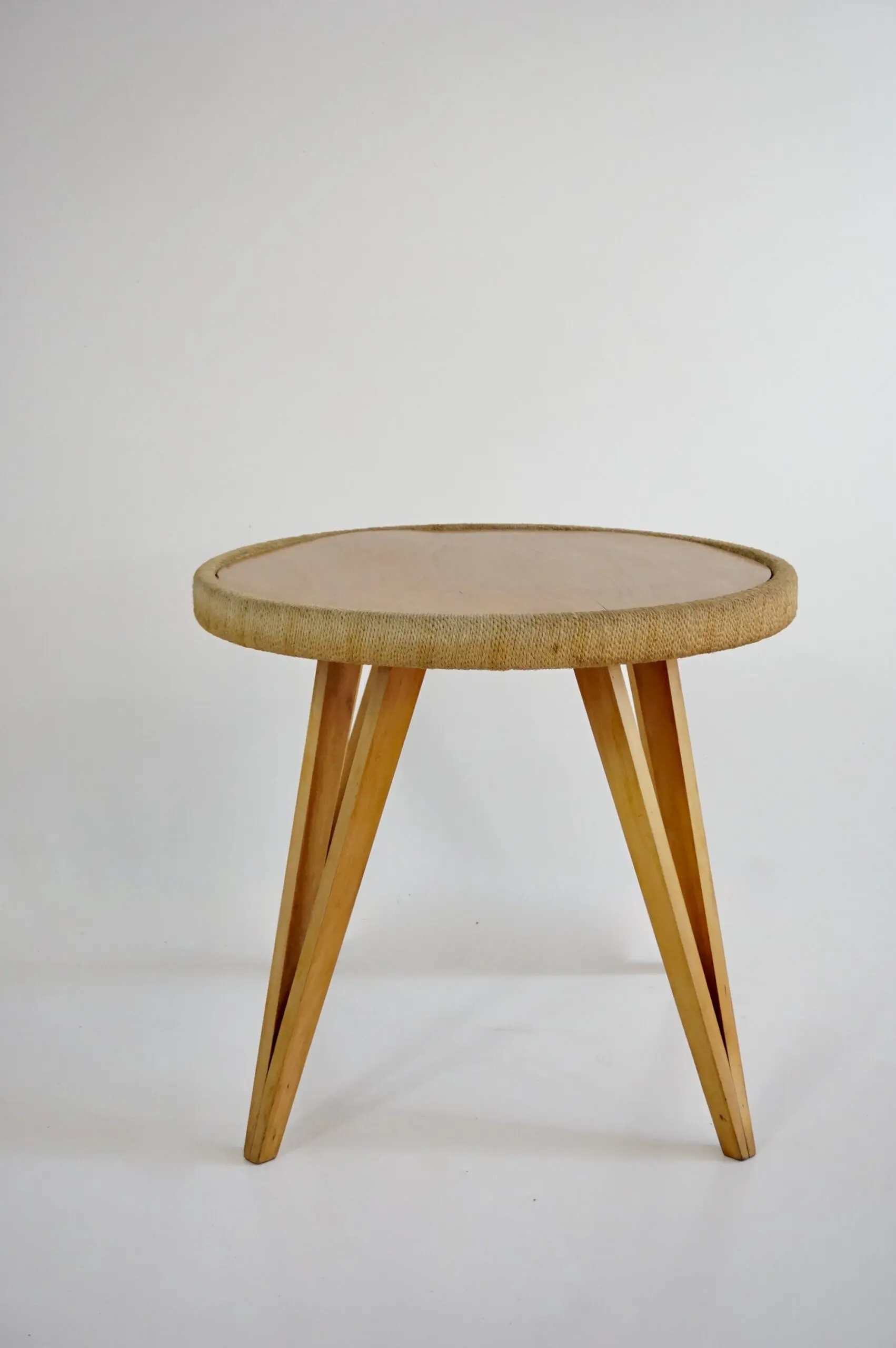 Augusto Romano round beech and straw coffee table, 1948 — image 3