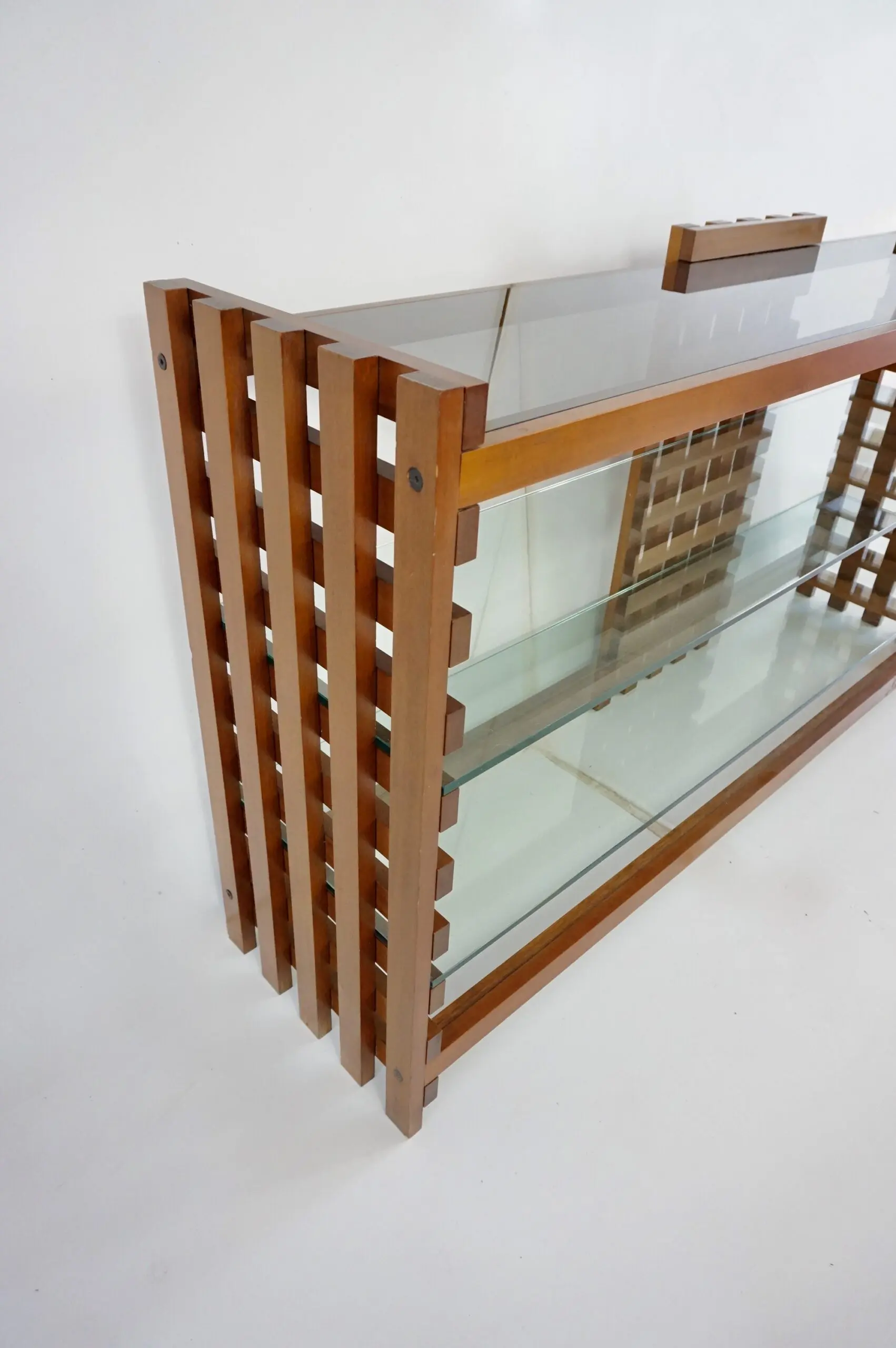 large rationalist bookcase attr. Massimo Vignelli, walnut and glass,1970 — photo 11