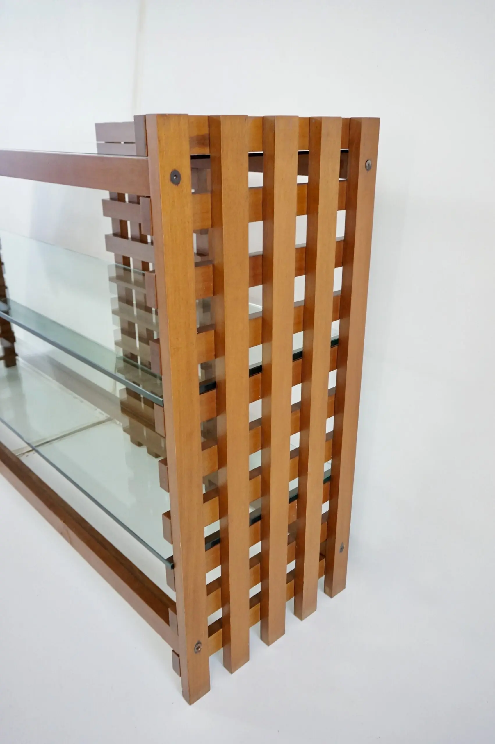 large rationalist bookcase attr. Massimo Vignelli, walnut and glass,1970 — photo 7