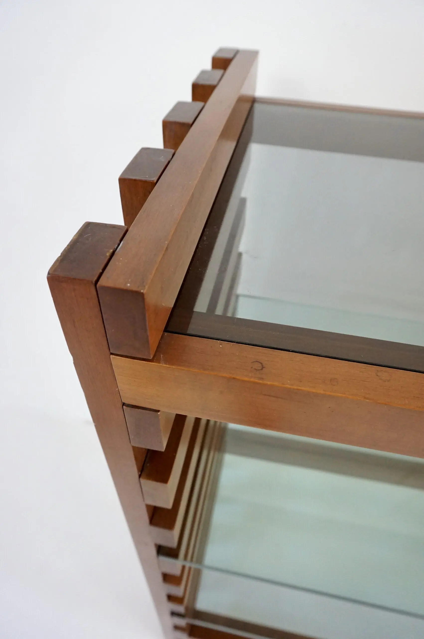 large rationalist bookcase attr. Massimo Vignelli, walnut and glass,1970 — photo 13
