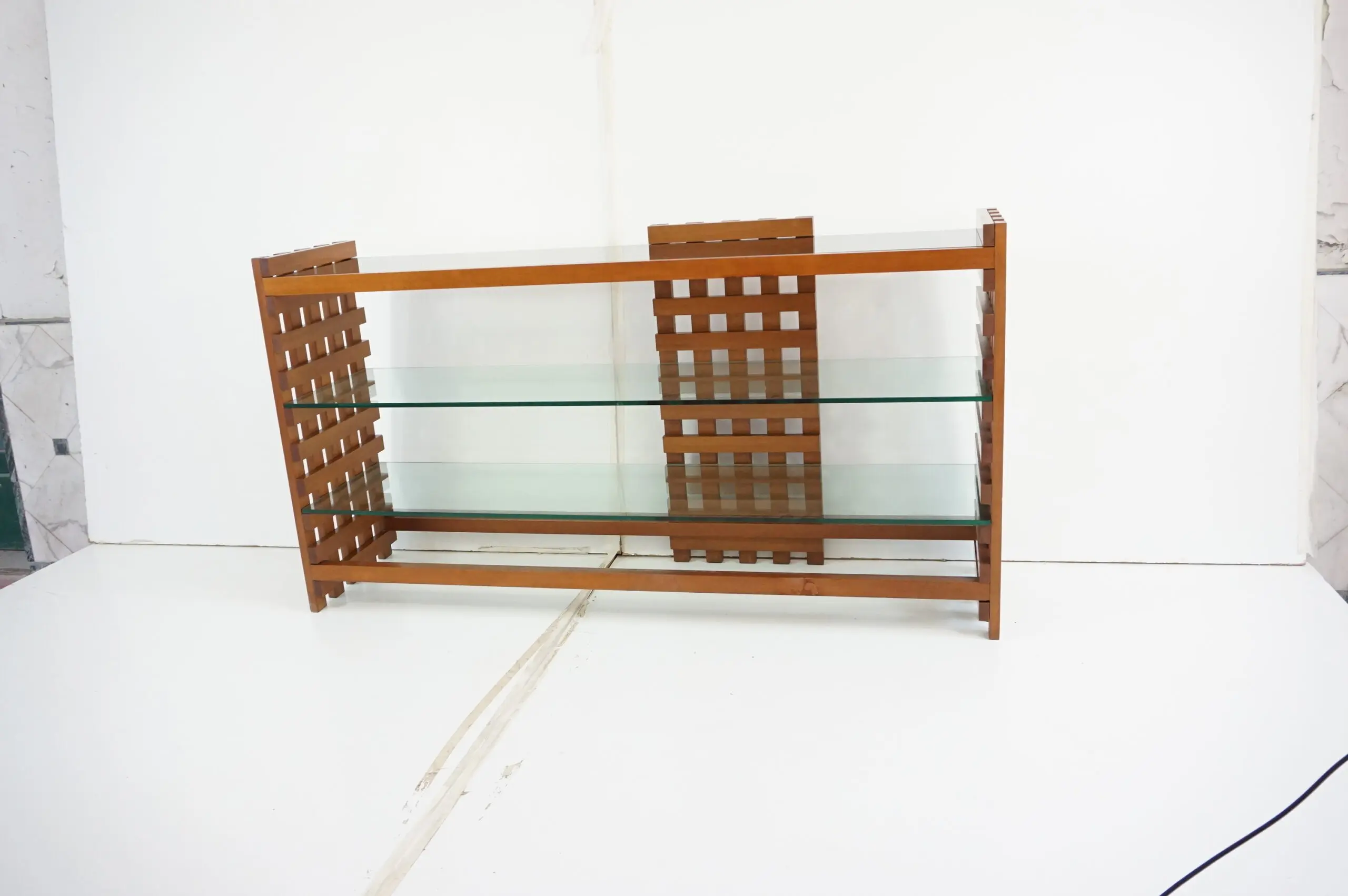 large rationalist bookcase attr. Massimo Vignelli, walnut and glass,1970 — photo 4