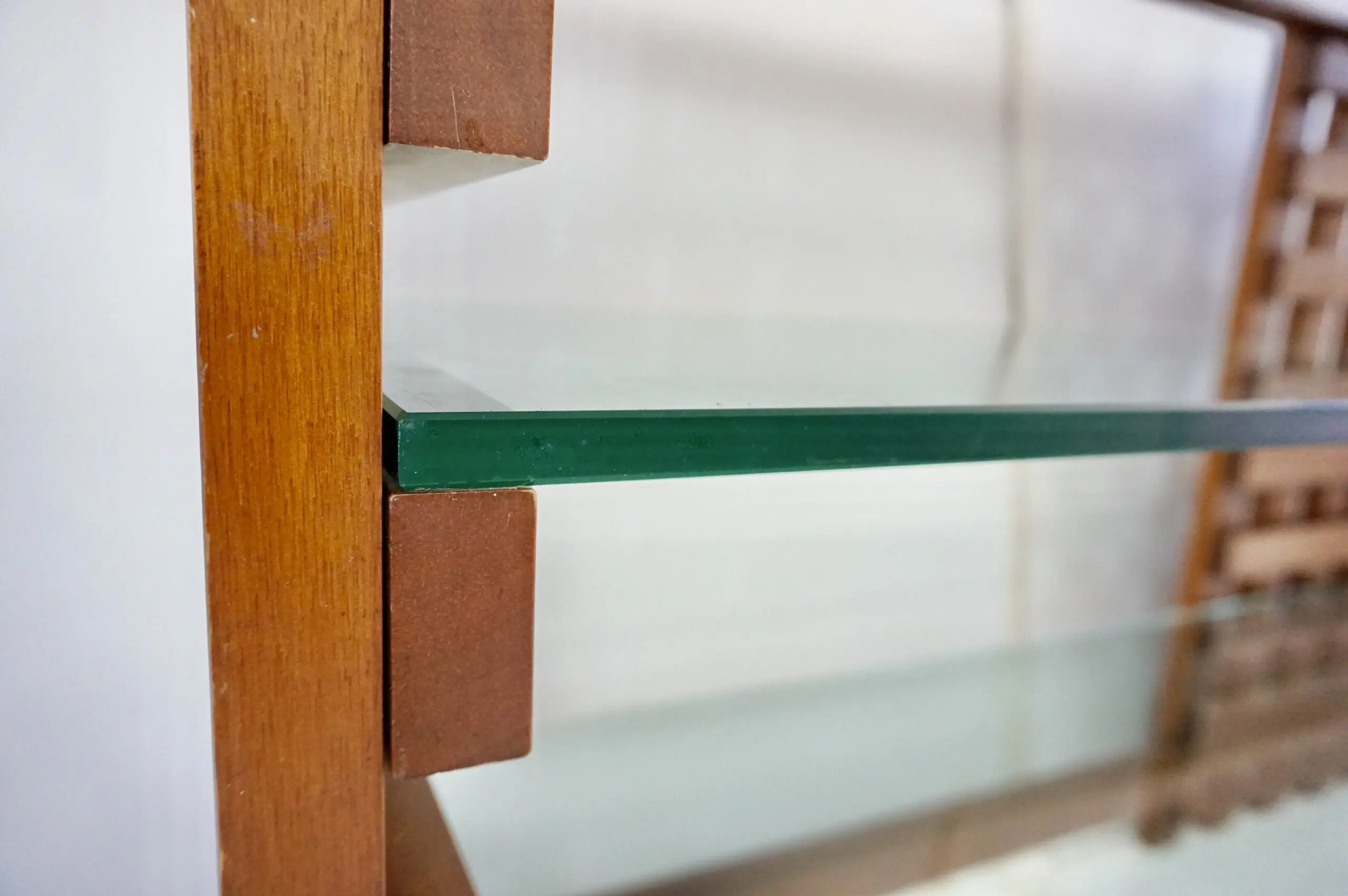 large rationalist bookcase attr. Massimo Vignelli, walnut and glass,1970 — photo 17