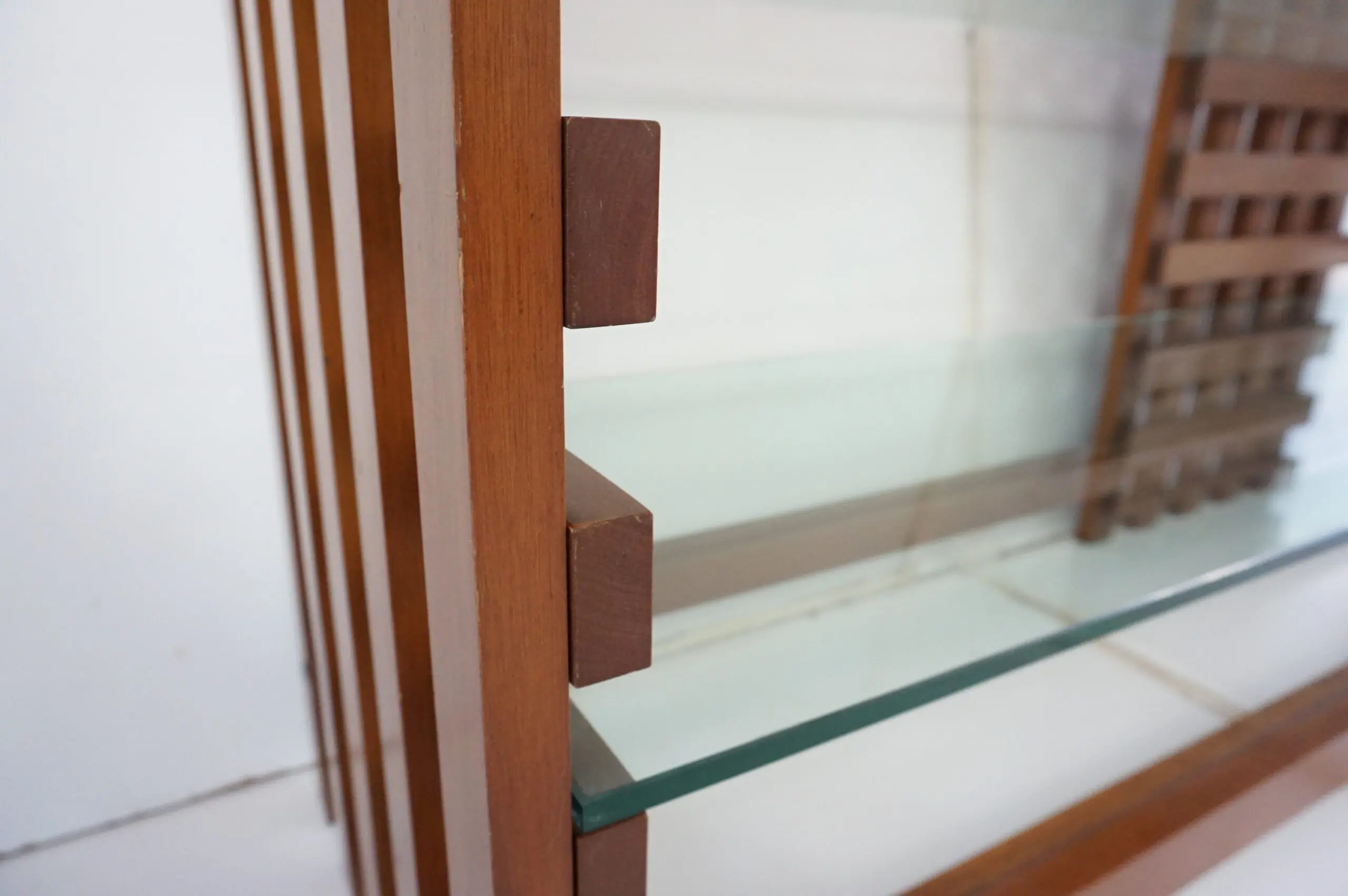 large rationalist bookcase attr. Massimo Vignelli, walnut and glass,1970 — photo 15