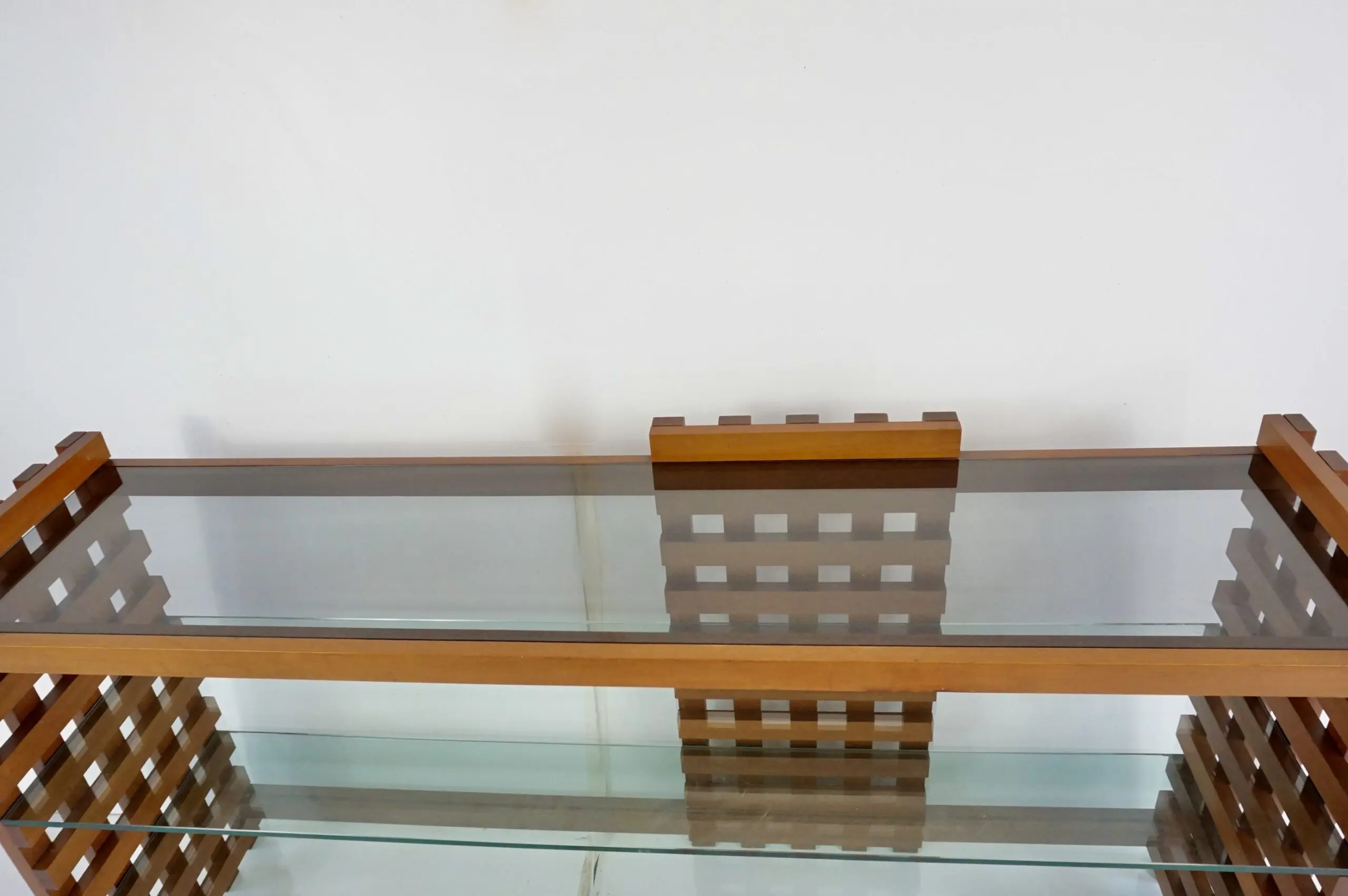 large rationalist bookcase attr. Massimo Vignelli, walnut and glass,1970 — photo 8