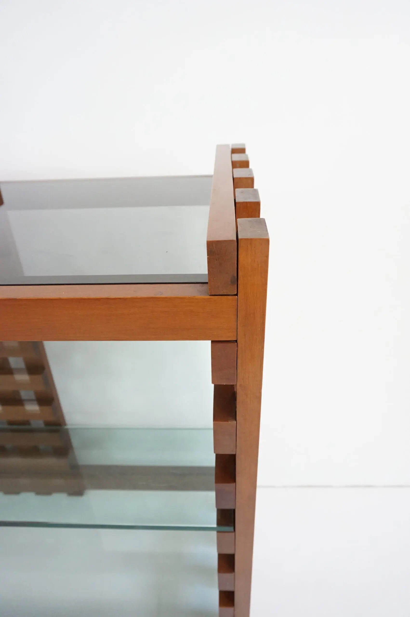large rationalist bookcase attr. Massimo Vignelli, walnut and glass,1970 — photo 9
