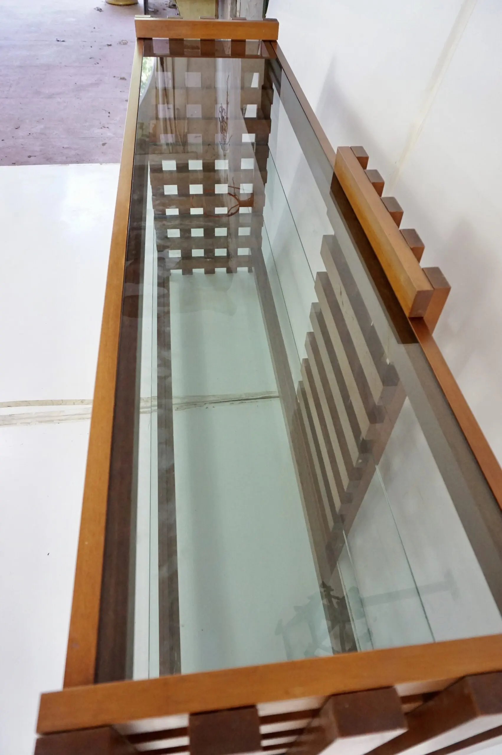 large rationalist bookcase attr. Massimo Vignelli, walnut and glass,1970 — photo 12