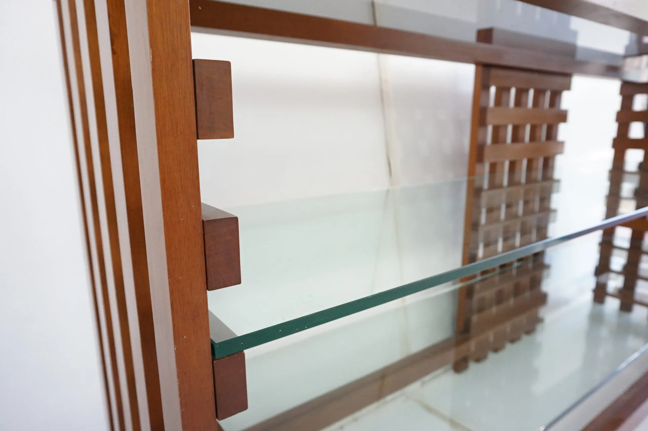 large rationalist bookcase attr. Massimo Vignelli, walnut and glass,1970 — photo 16