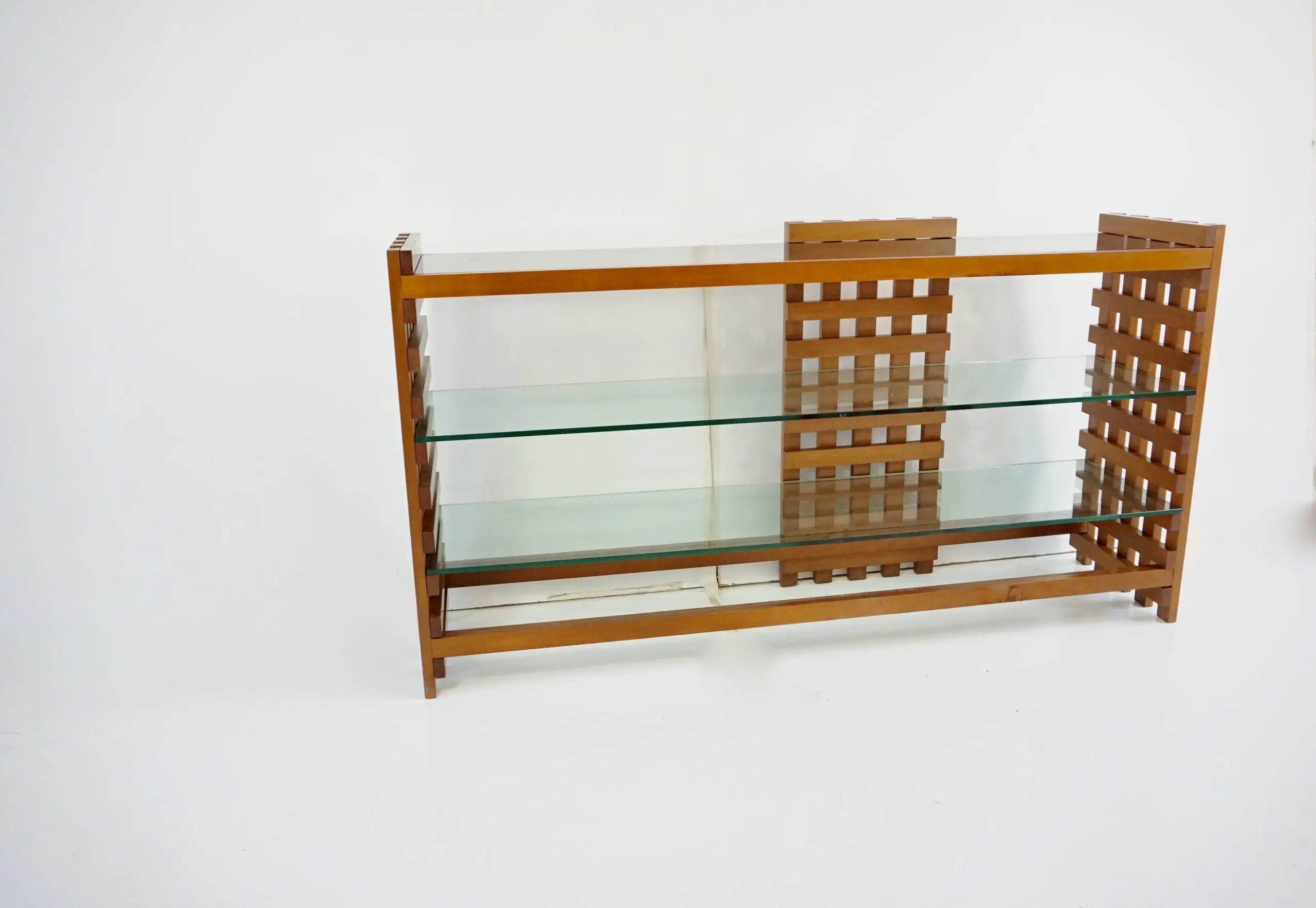 large rationalist bookcase attr. Massimo Vignelli, walnut and glass,1970 — photo 5