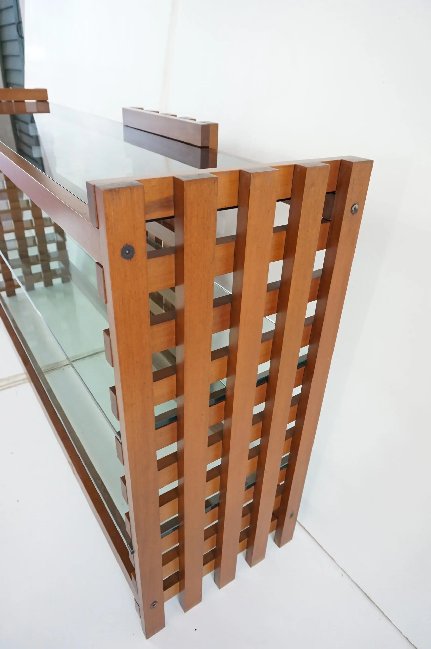 large rationalist bookcase attr. Massimo Vignelli, walnut and glass,1970 — photo 10