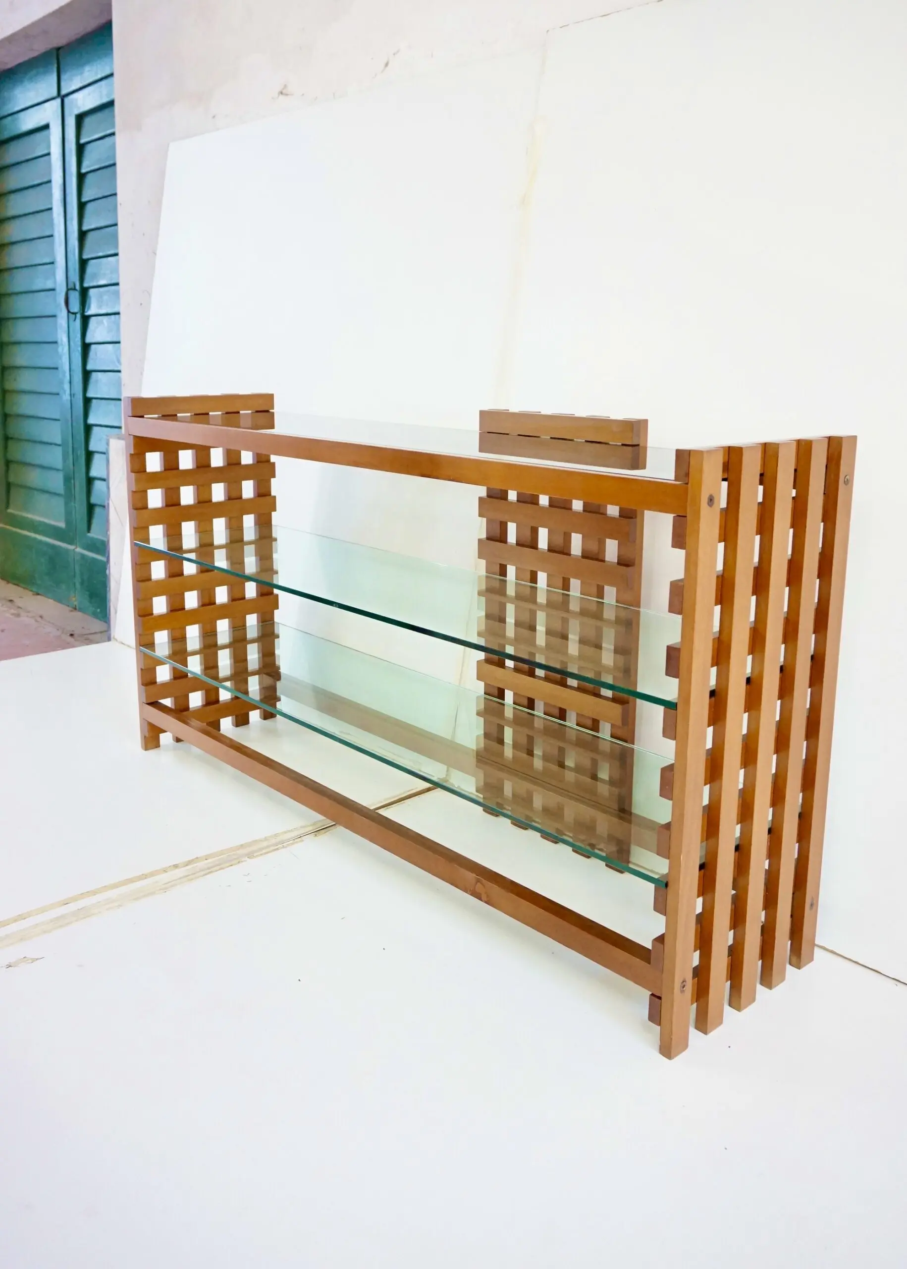 large rationalist bookcase attr. Massimo Vignelli, walnut and glass,1970 — photo 6