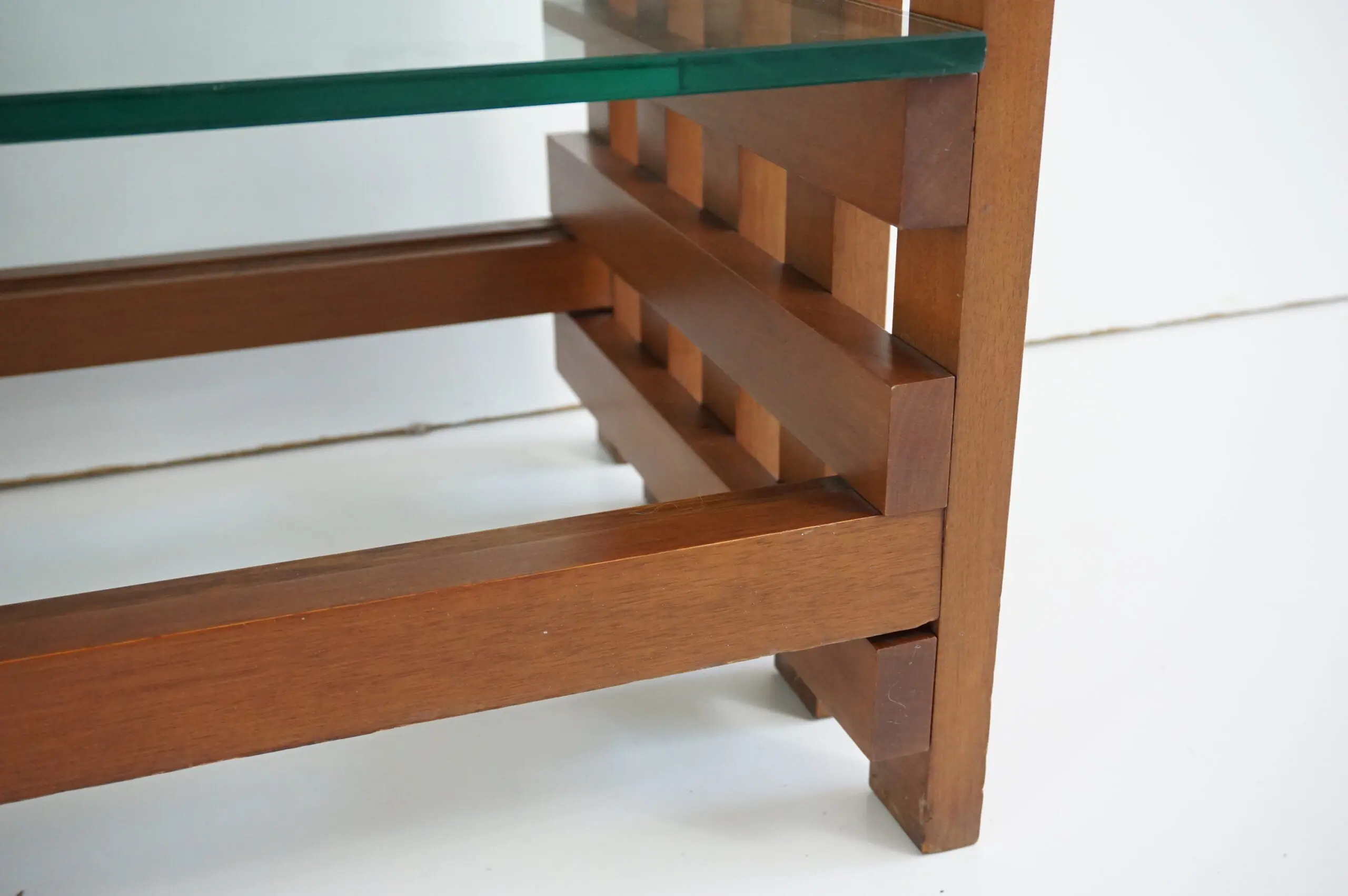 large rationalist bookcase attr. Massimo Vignelli, walnut and glass,1970 — photo 14
