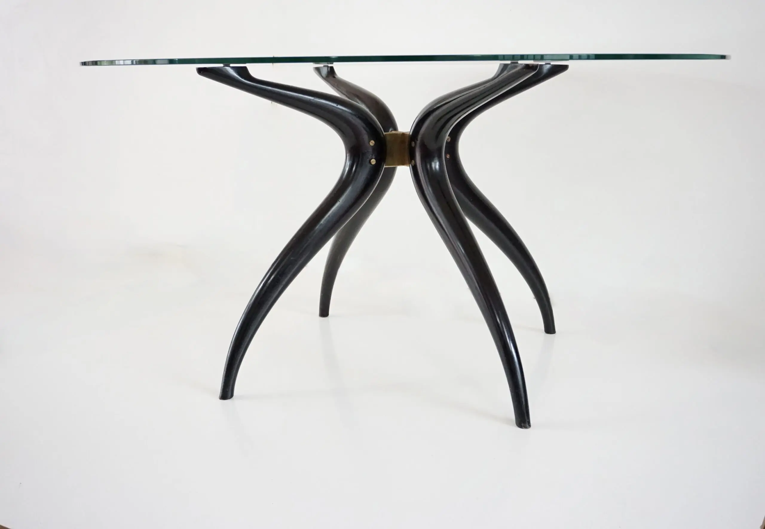 Sculptural round table, follower C.Mollino, lacquered wood, brass and glass, 1945 — Unknown