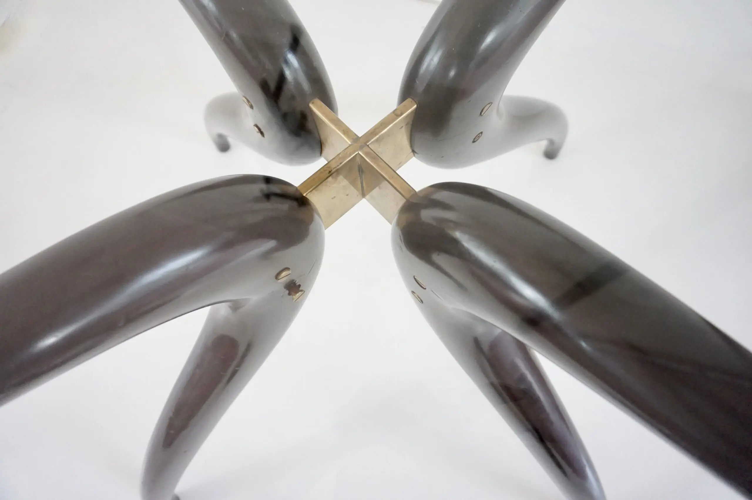 Sculptural round table, follower C.Mollino, lacquered wood, brass and glass, 1945 — photo 6