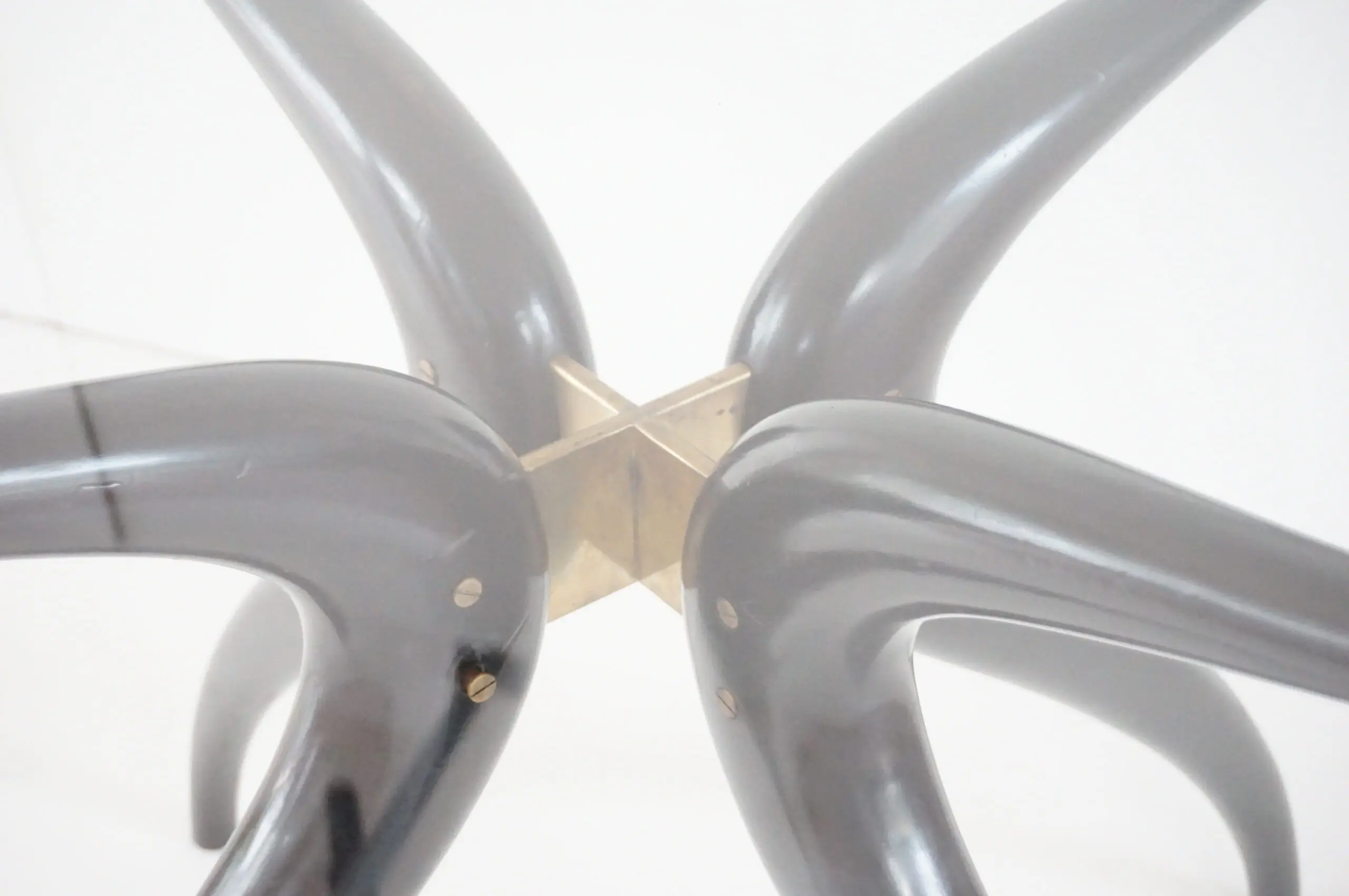 Sculptural round table, follower C.Mollino, lacquered wood, brass and glass, 1945 — photo 10