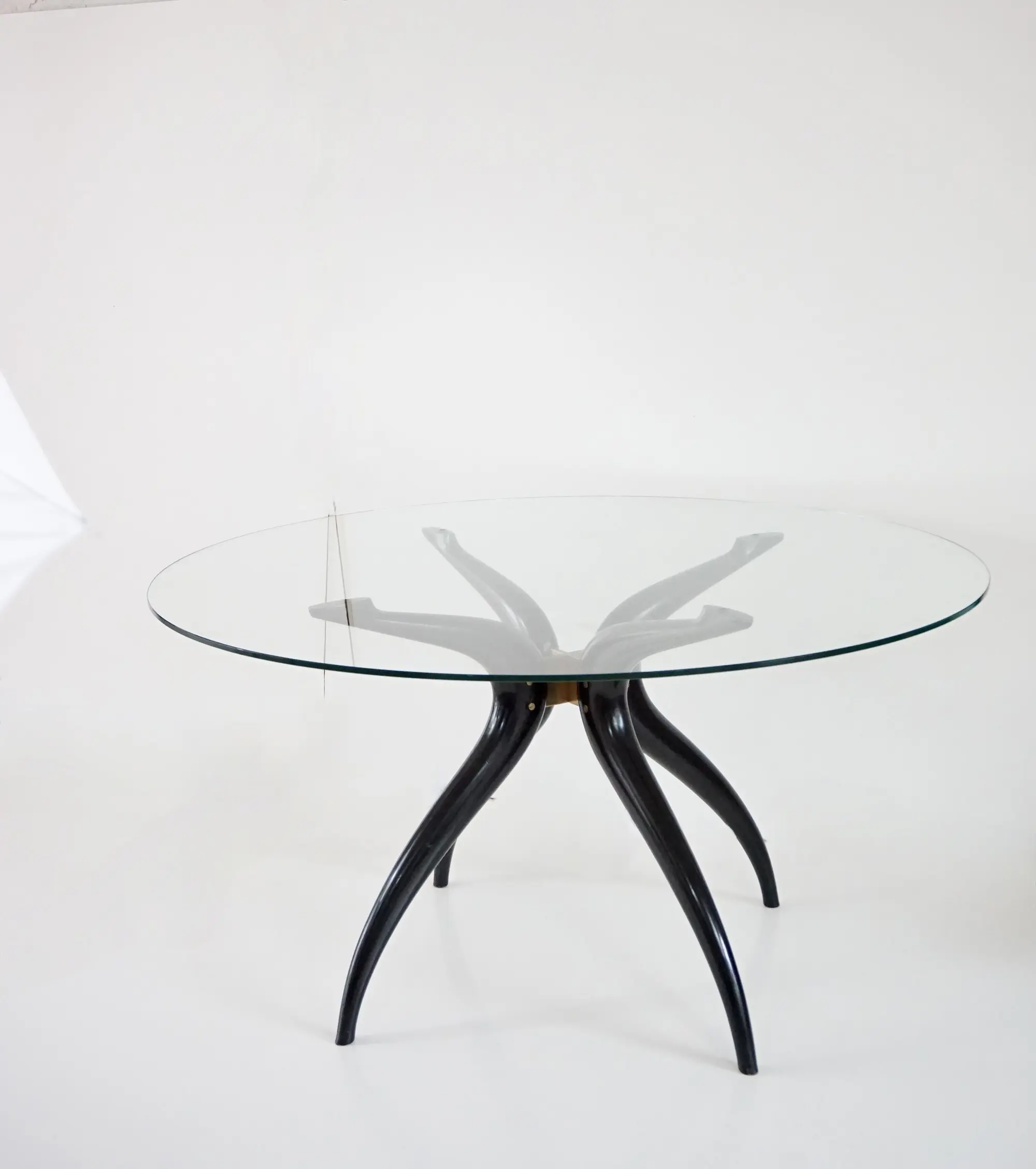 Sculptural round table, follower C.Mollino, lacquered wood, brass and glass, 1945 — photo 5