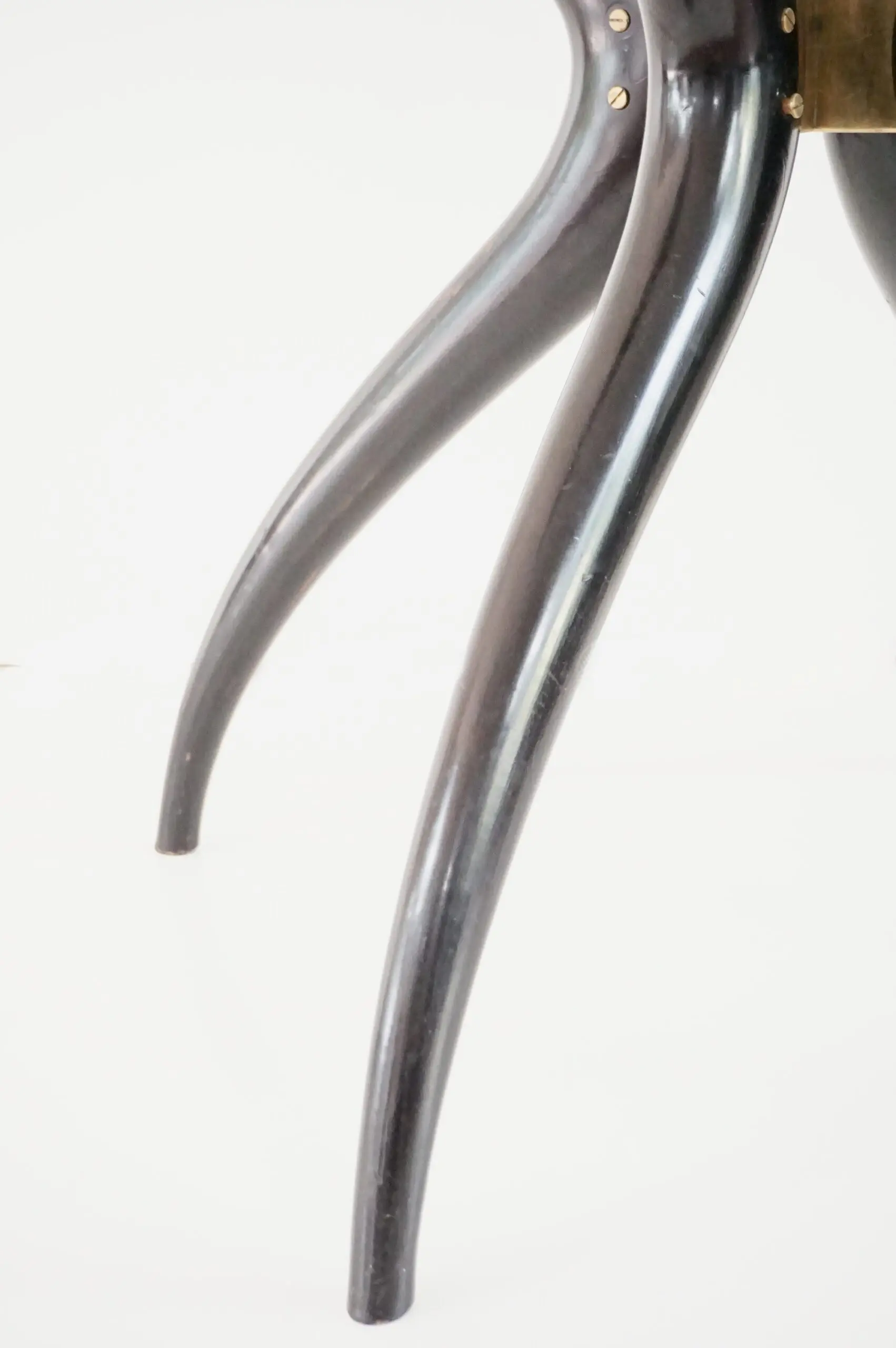 Sculptural round table, follower C.Mollino, lacquered wood, brass and glass, 1945 — photo 12