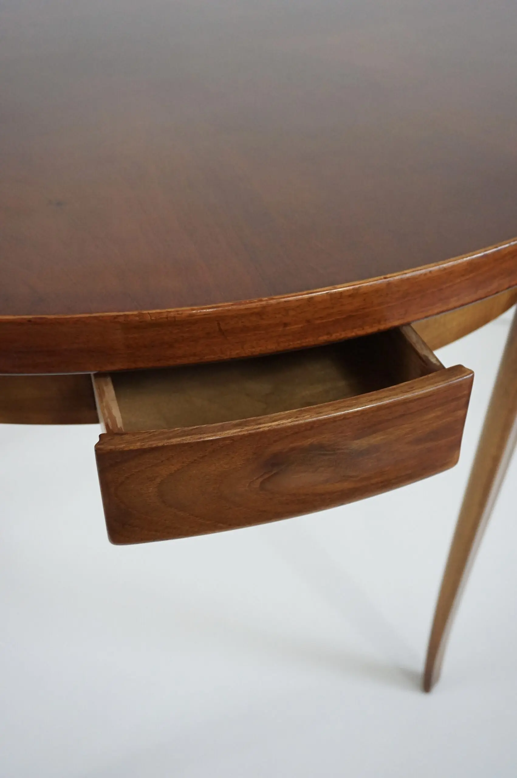 Paolo Buffa round center or game table, walnut, five hidden drawers, 1950 — image 3