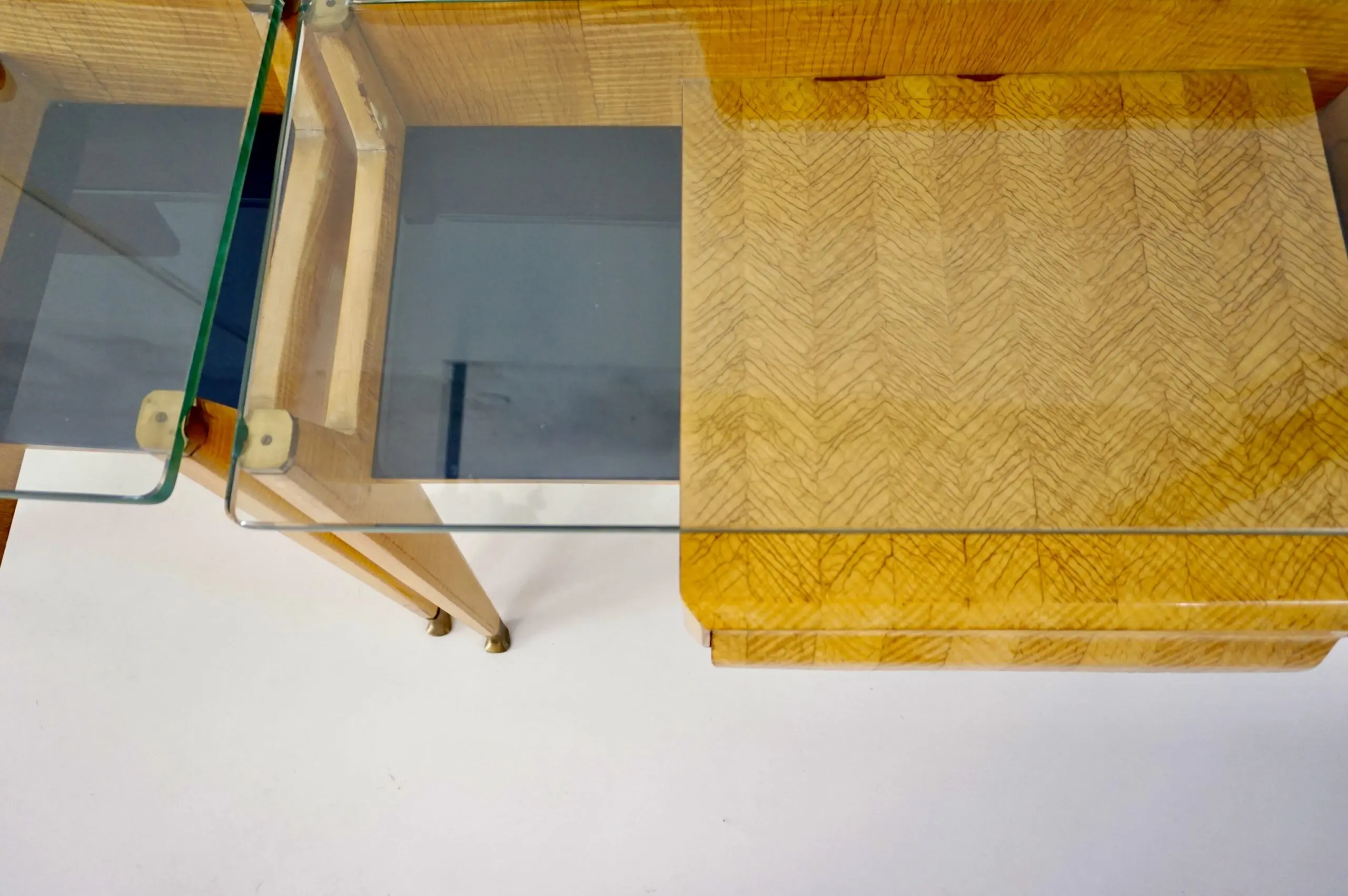 pair of Vittorio Dassi bed side tables, maple veneered, brass and glass, 1950 — photo 15