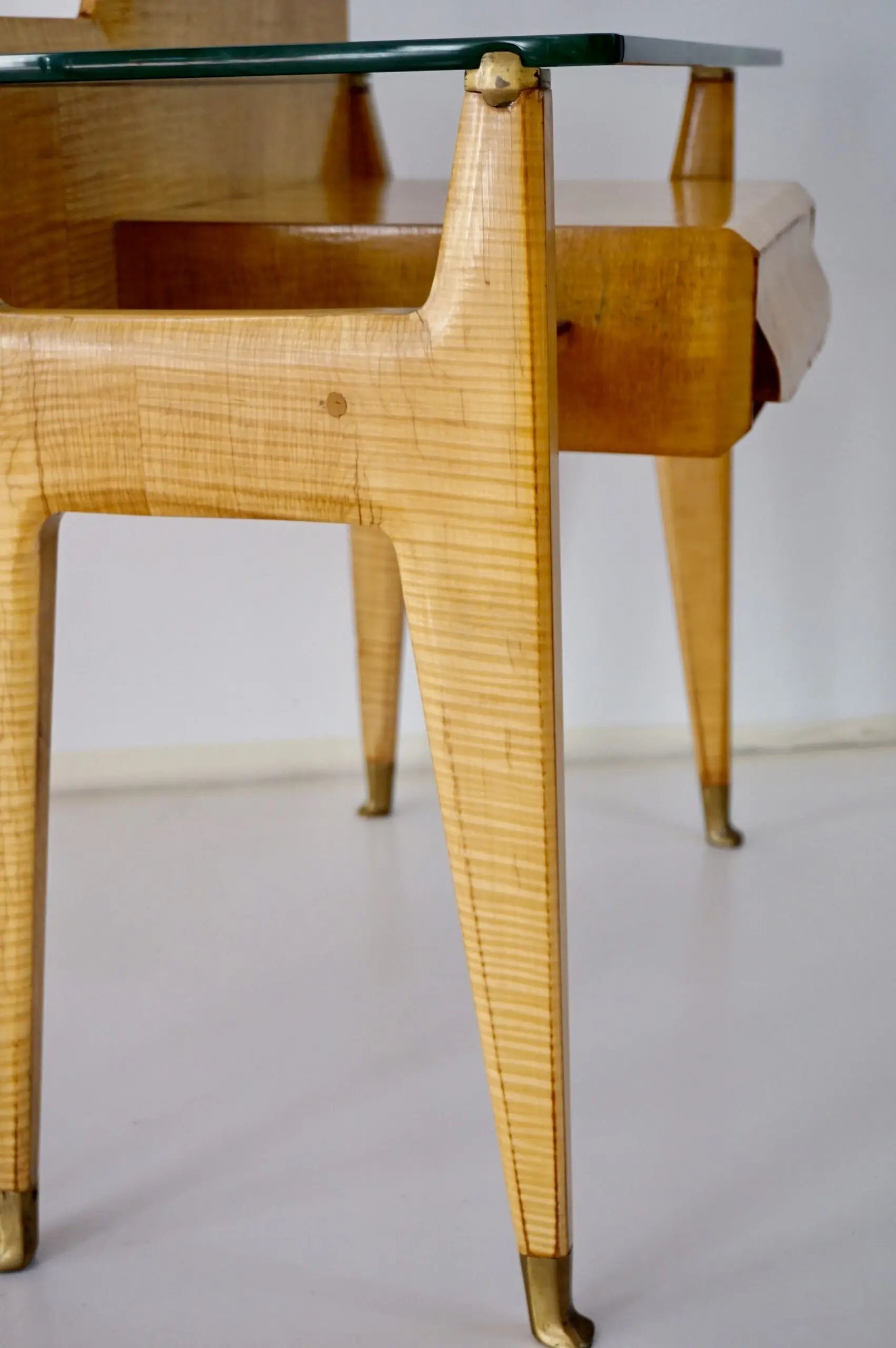 pair of Vittorio Dassi bed side tables, maple veneered, brass and glass, 1950 — photo 13