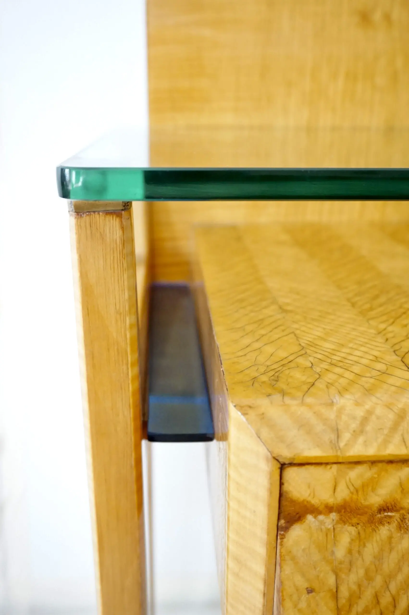 pair of Vittorio Dassi bed side tables, maple veneered, brass and glass, 1950 — photo 9