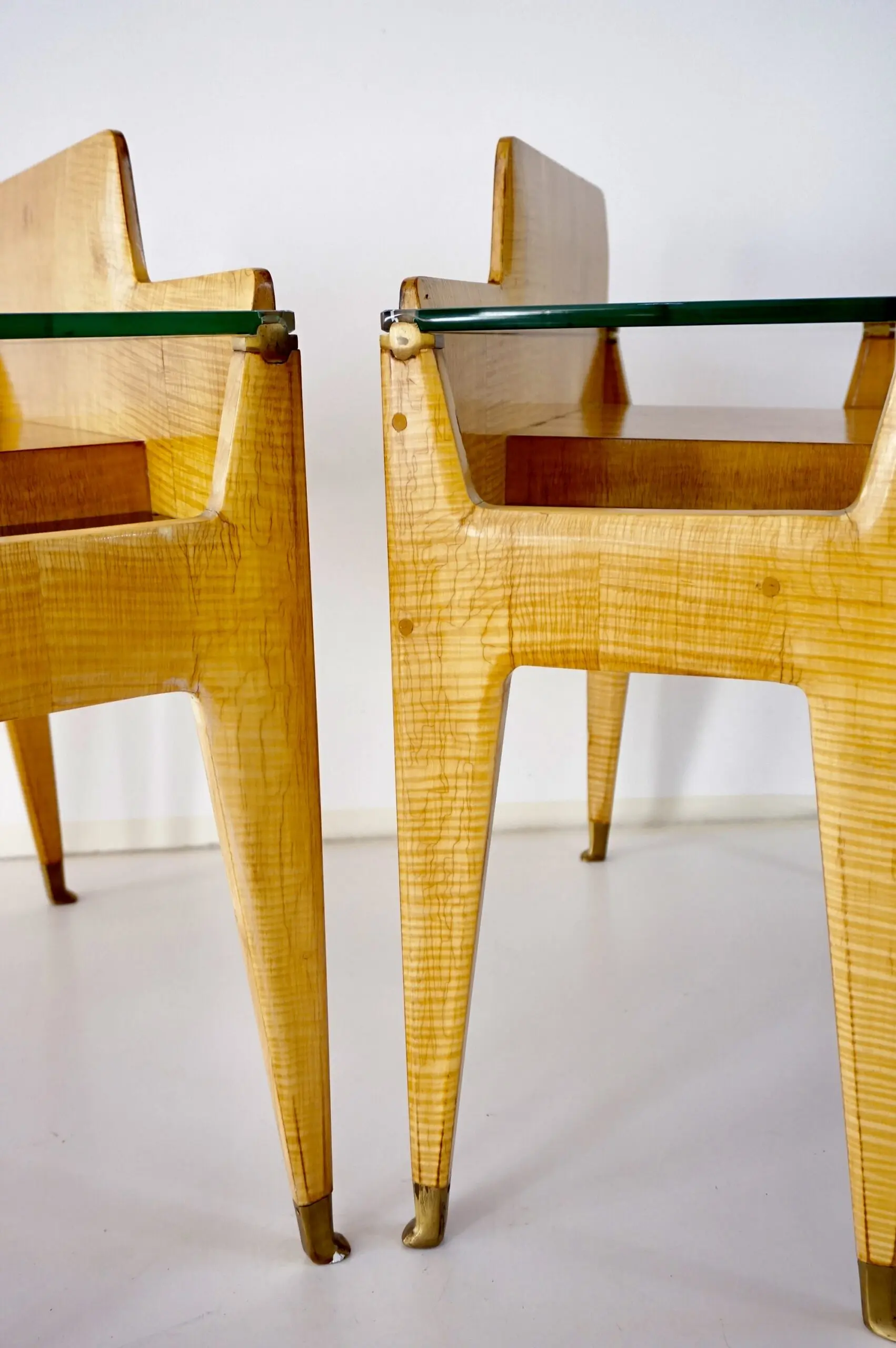 pair of Vittorio Dassi bed side tables, maple veneered, brass and glass, 1950 — photo 14