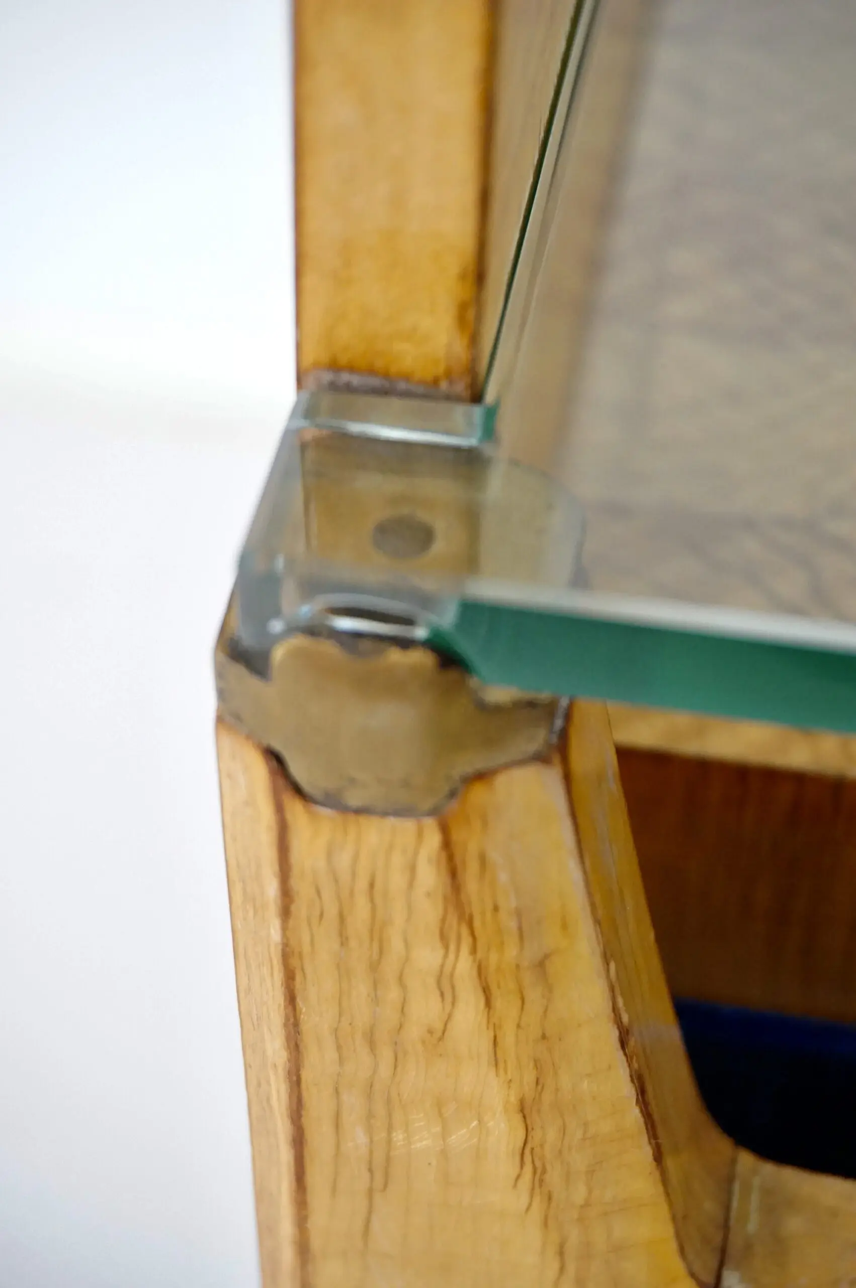 pair of Vittorio Dassi bed side tables, maple veneered, brass and glass, 1950 — photo 10