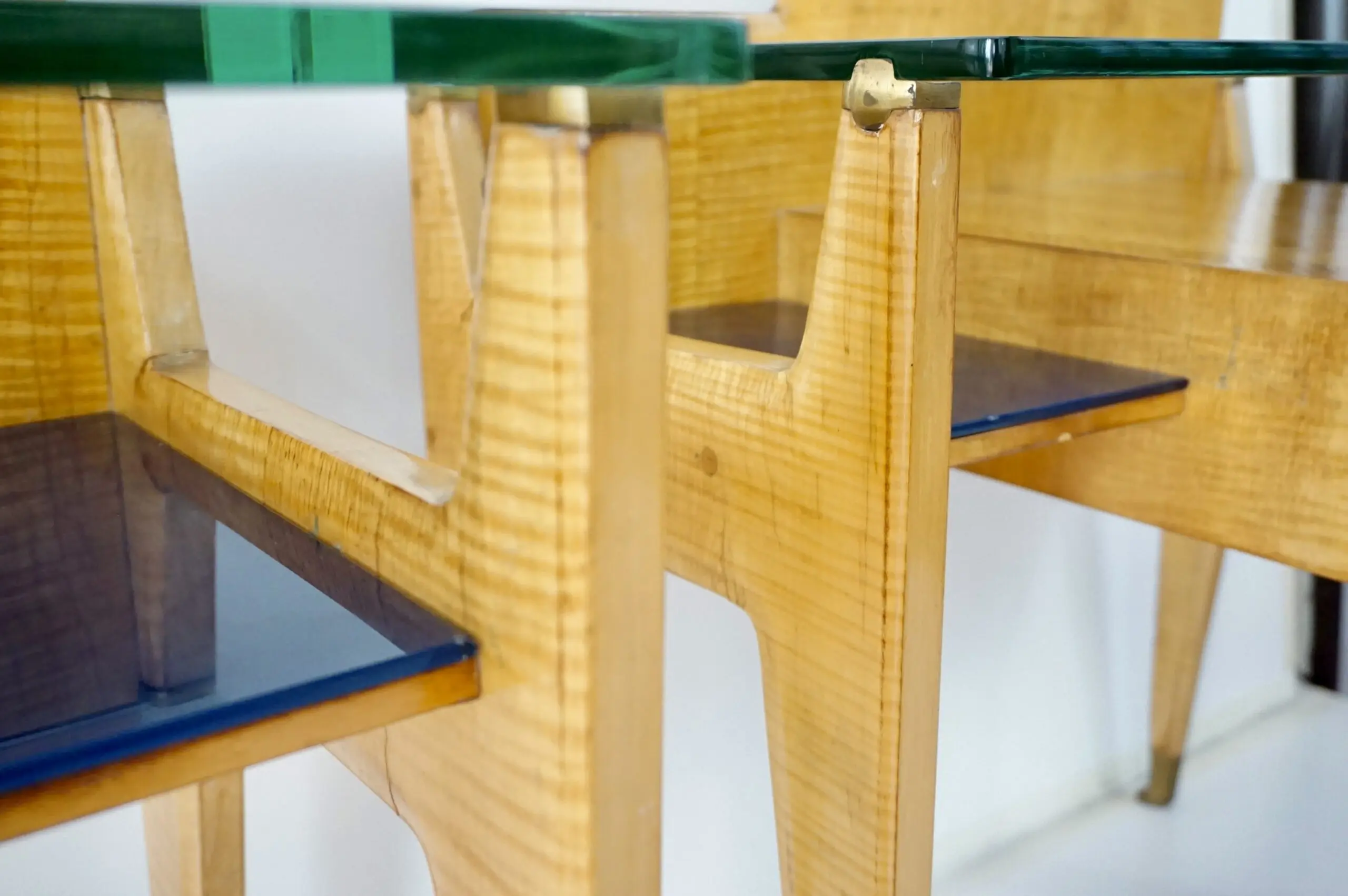 pair of Vittorio Dassi bed side tables, maple veneered, brass and glass, 1950 — photo 8